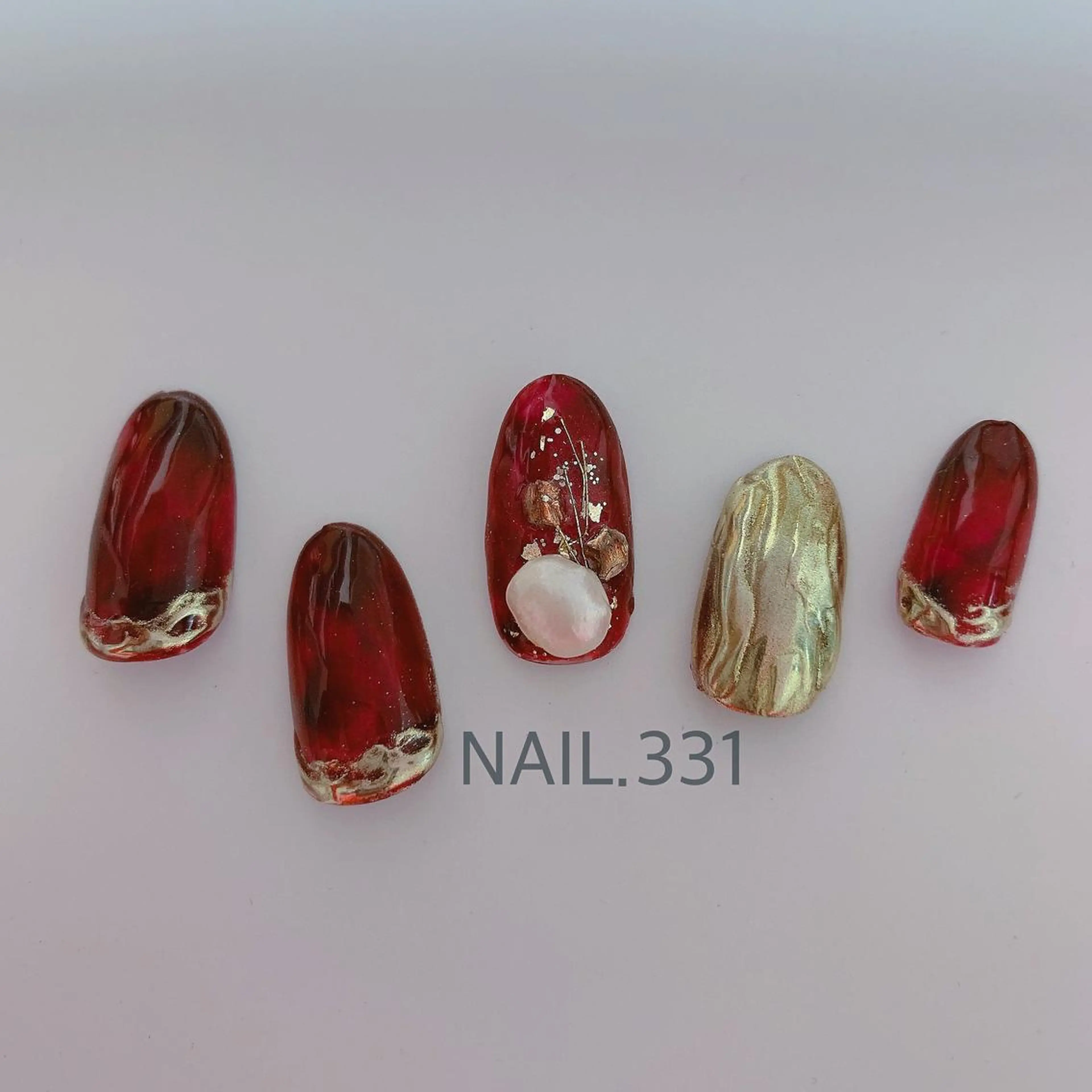 ネイル キラキラネイル ニュアンスネイル 赤色 ショートネイル ストーンネイル NAIL.331所属・Nail 331のネイルデザイン