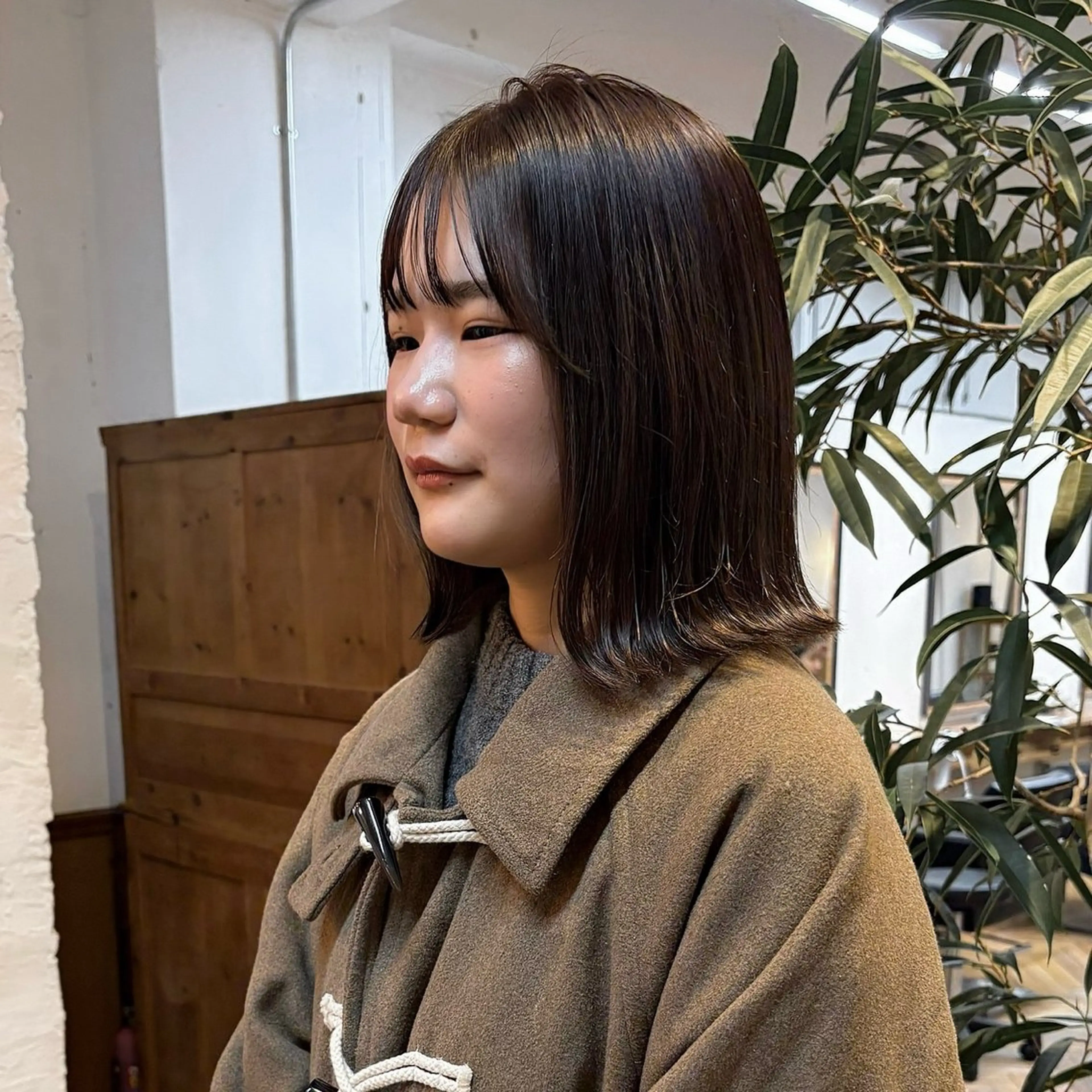 ミディアム カラー 顔周りカット カット ヘアカラー トリートメント mina / 透明感ベージュカラーのヘアスタイル