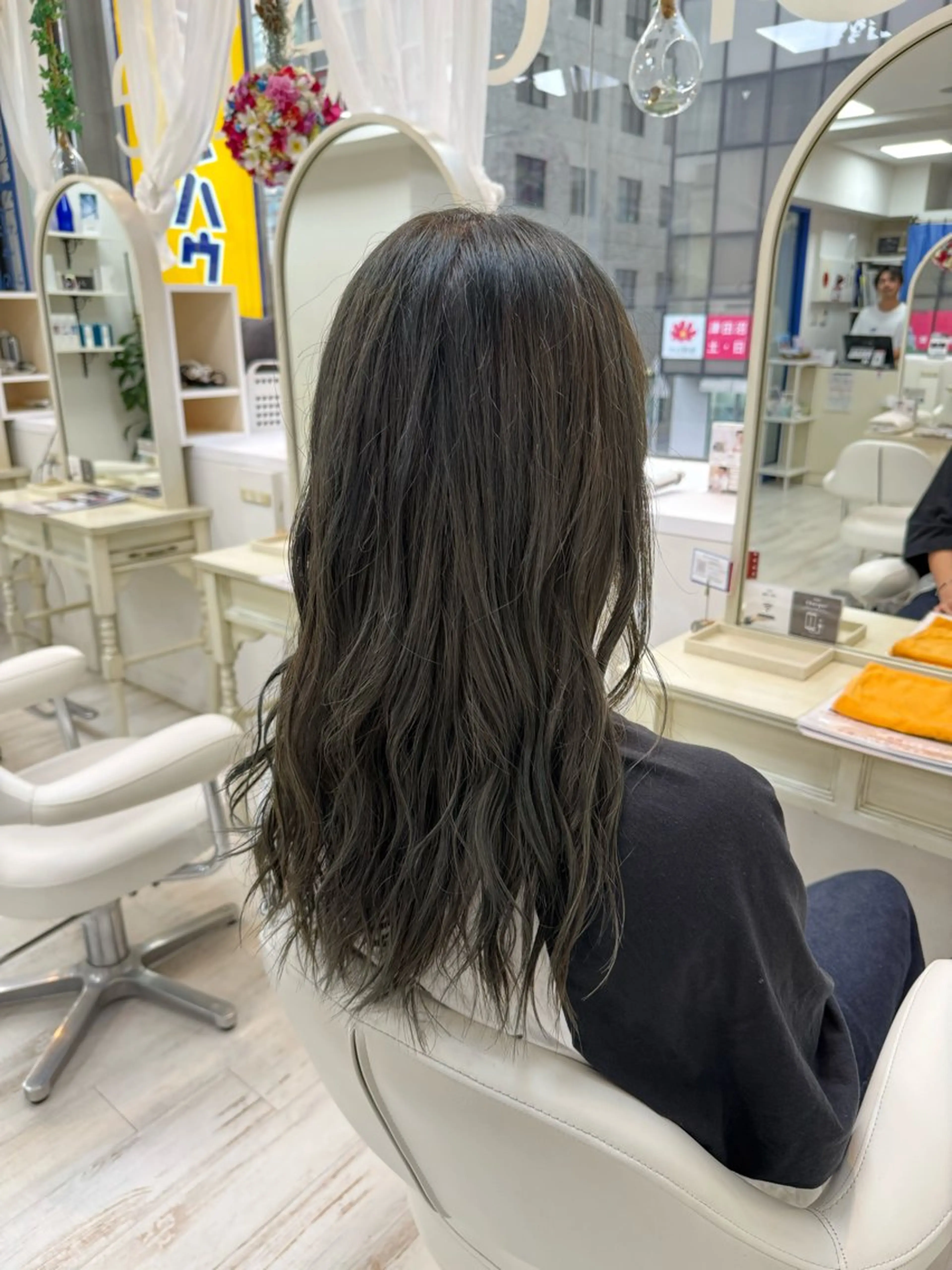 セミロング アッシュ ヘアカラー 新籾 尚哉のヘアスタイル