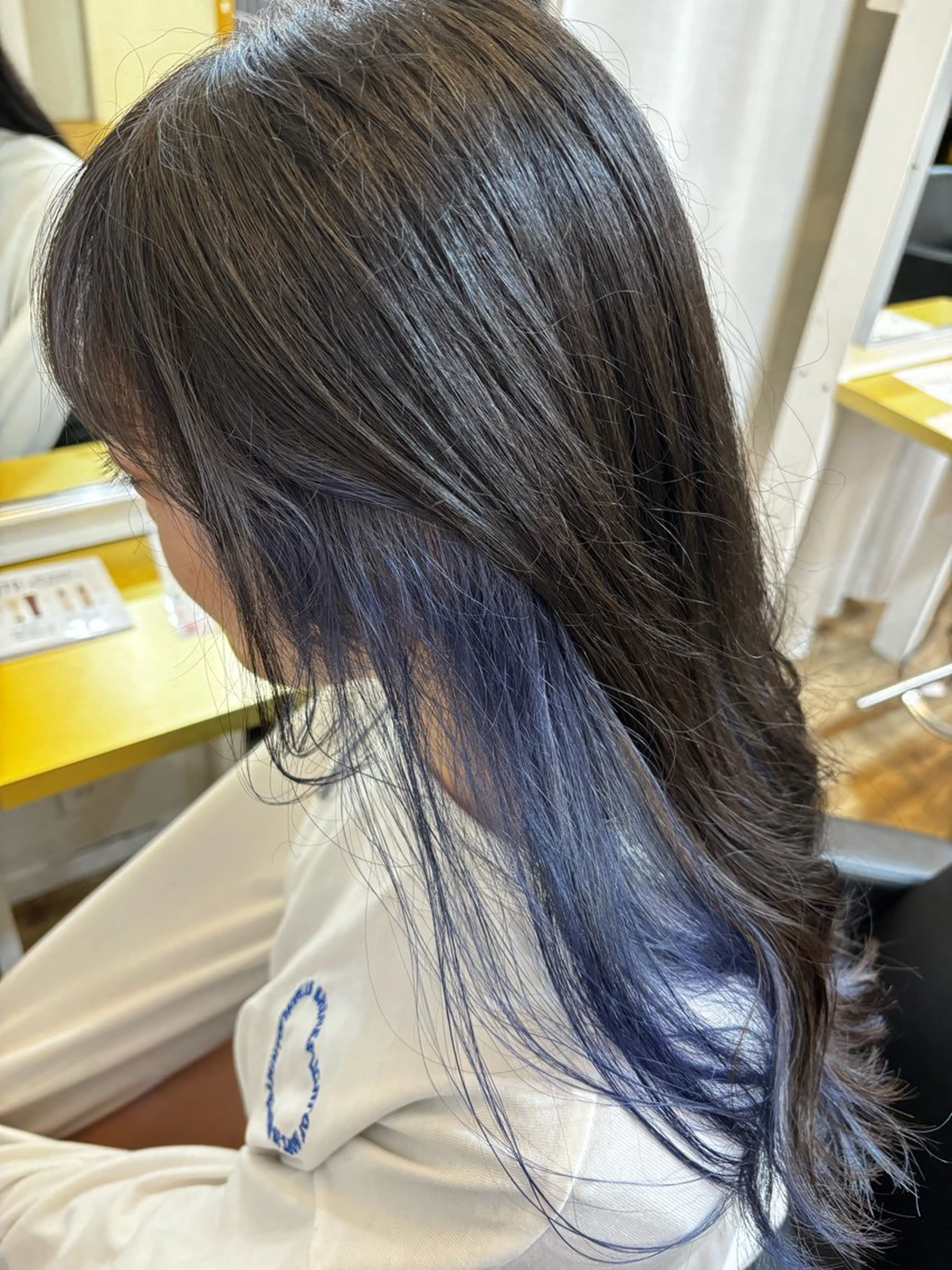 ロング シオン/艶髪/ グレージュカラーのヘアスタイル