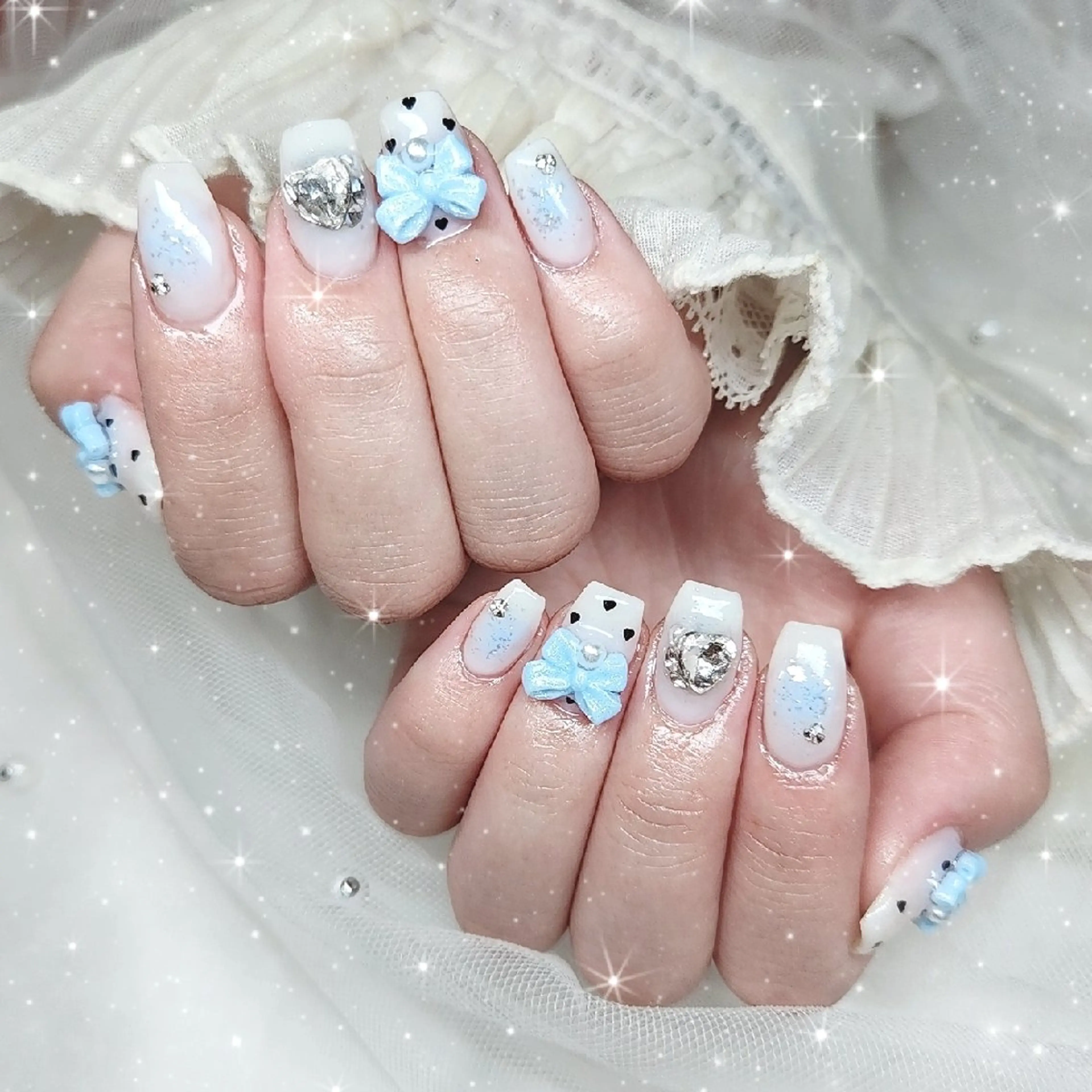 ネイル チークネイル ガーリー キラキラネイル 韓国ネイル 水色 ハンドネイル nailsalon sissy所属・sissy hatsuneのネイルデザイン