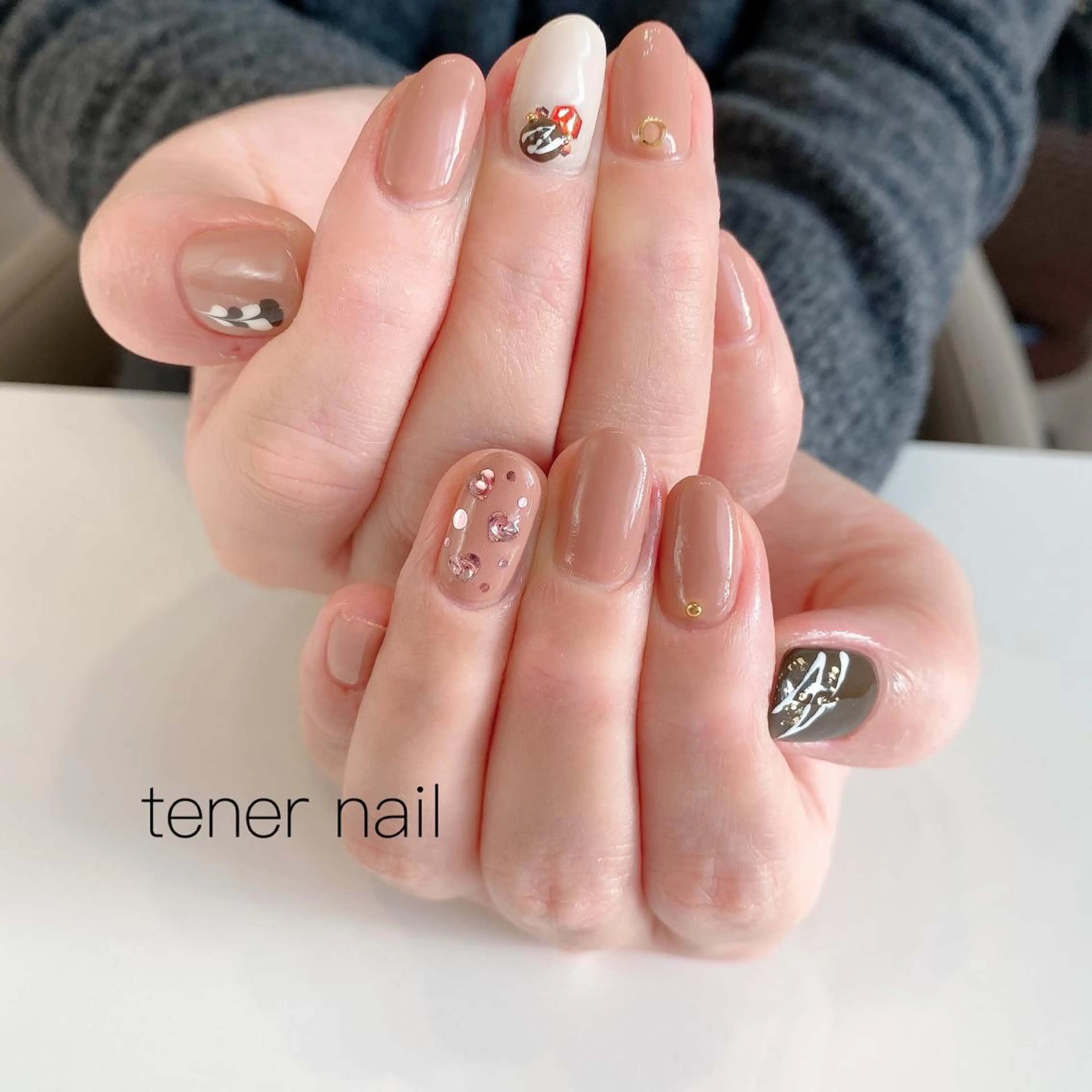 ネイル アートネイル ピンク ピンクベージュ ストーンネイル バレンタイン tener  nail  テネルネイル所属・テネルネイル tener nailのネイルデザイン