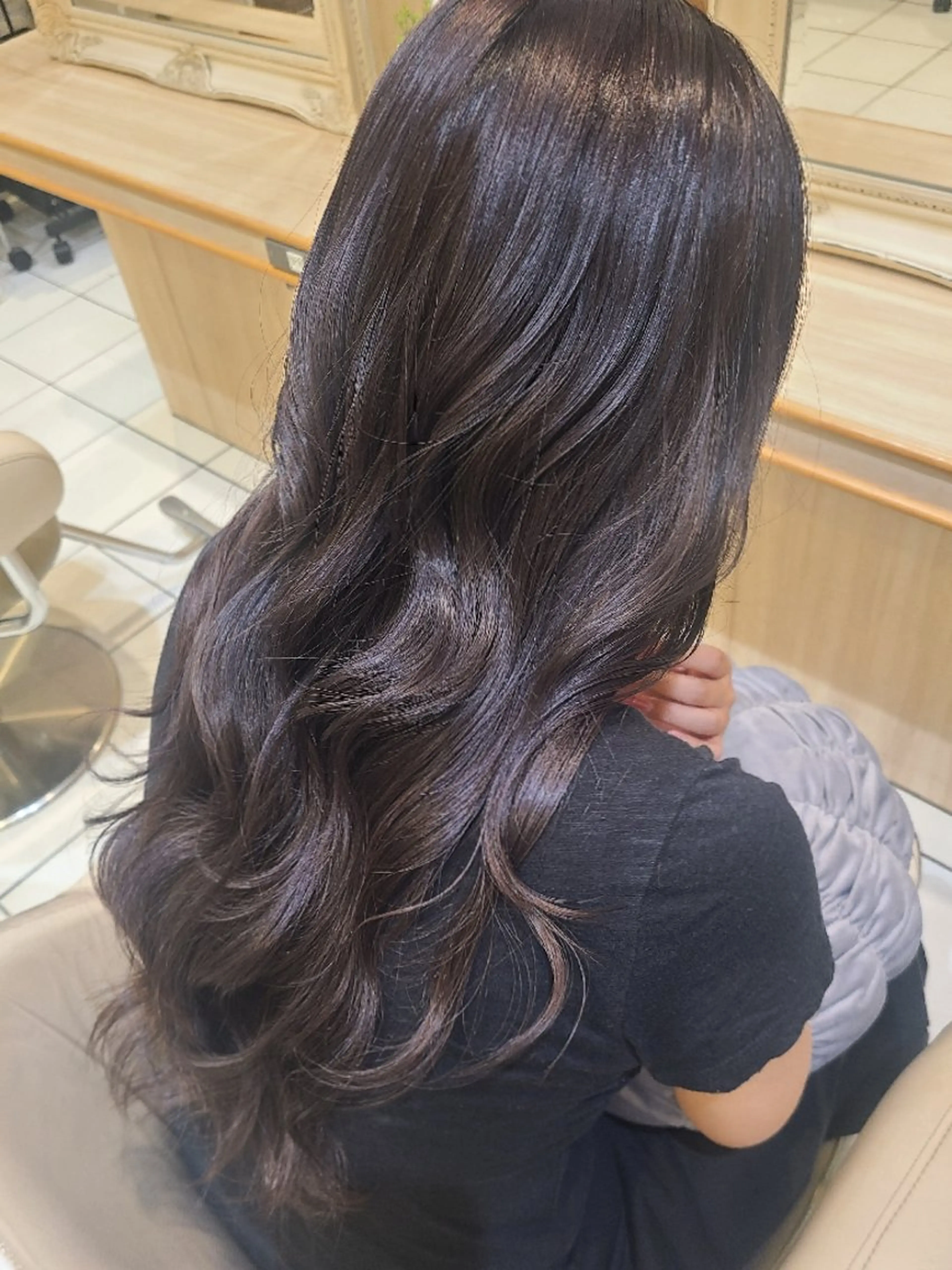 ロング 🖤デザインカラー ︎🤍ERINAのヘアスタイル