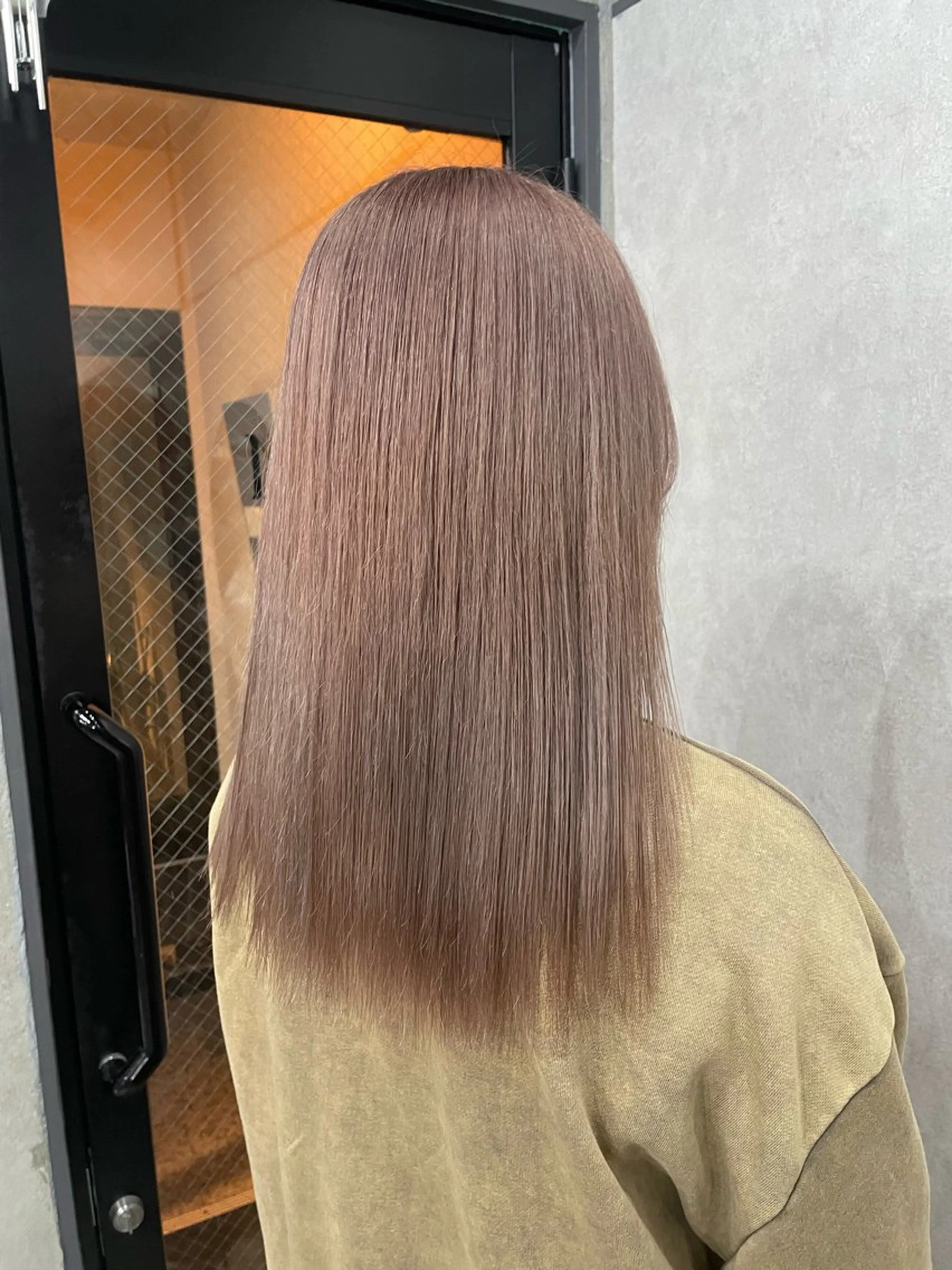 セミロング カラー ピンクカラー ホワイトピンク AIRI layer cut hairのヘアスタイル