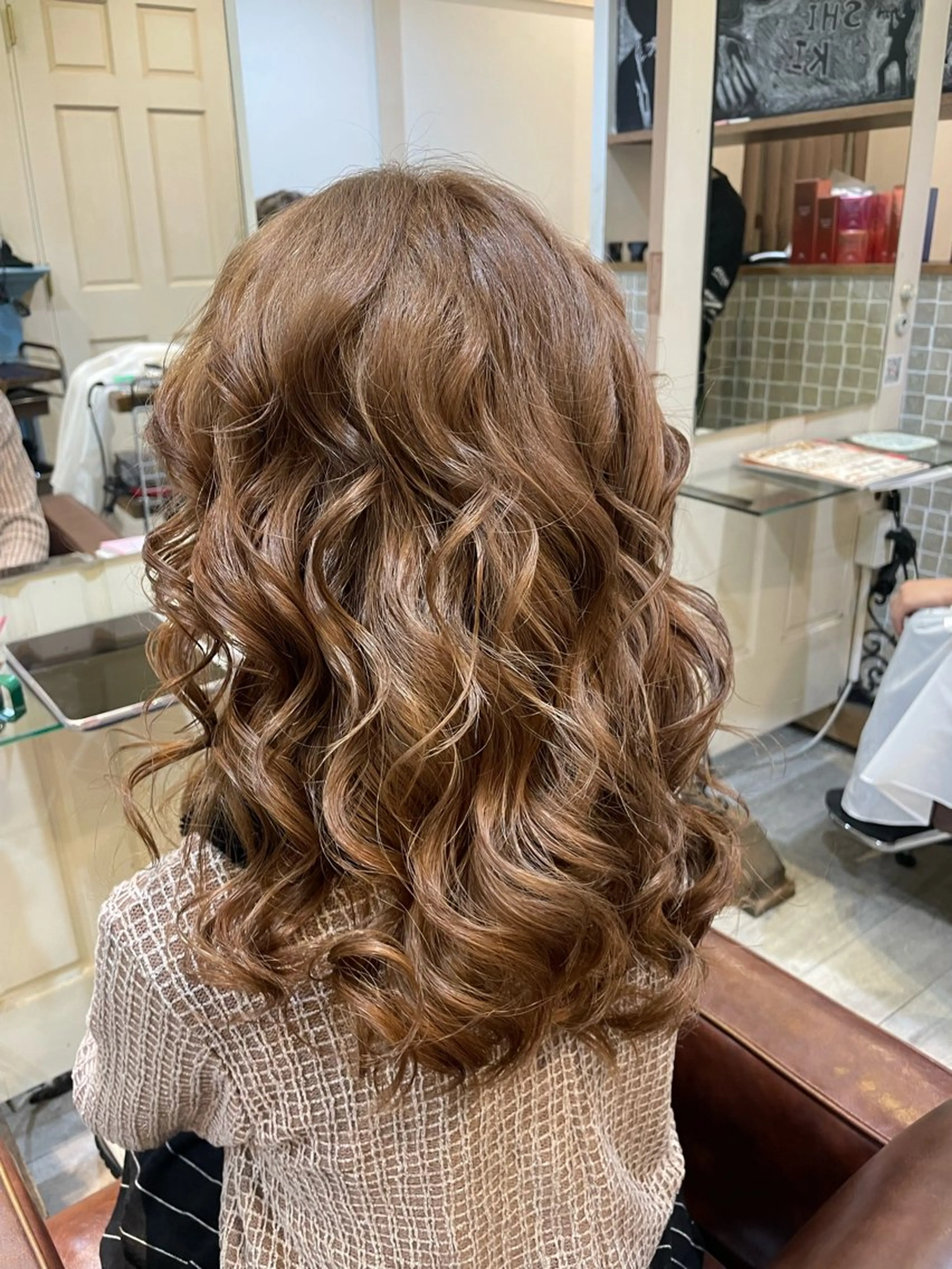 ロング カラー ベージュカラー ブリーチ カット ヘアカラー トリートメント 立川・くびれミディ 旬なデザインカラーのヘアスタイル
