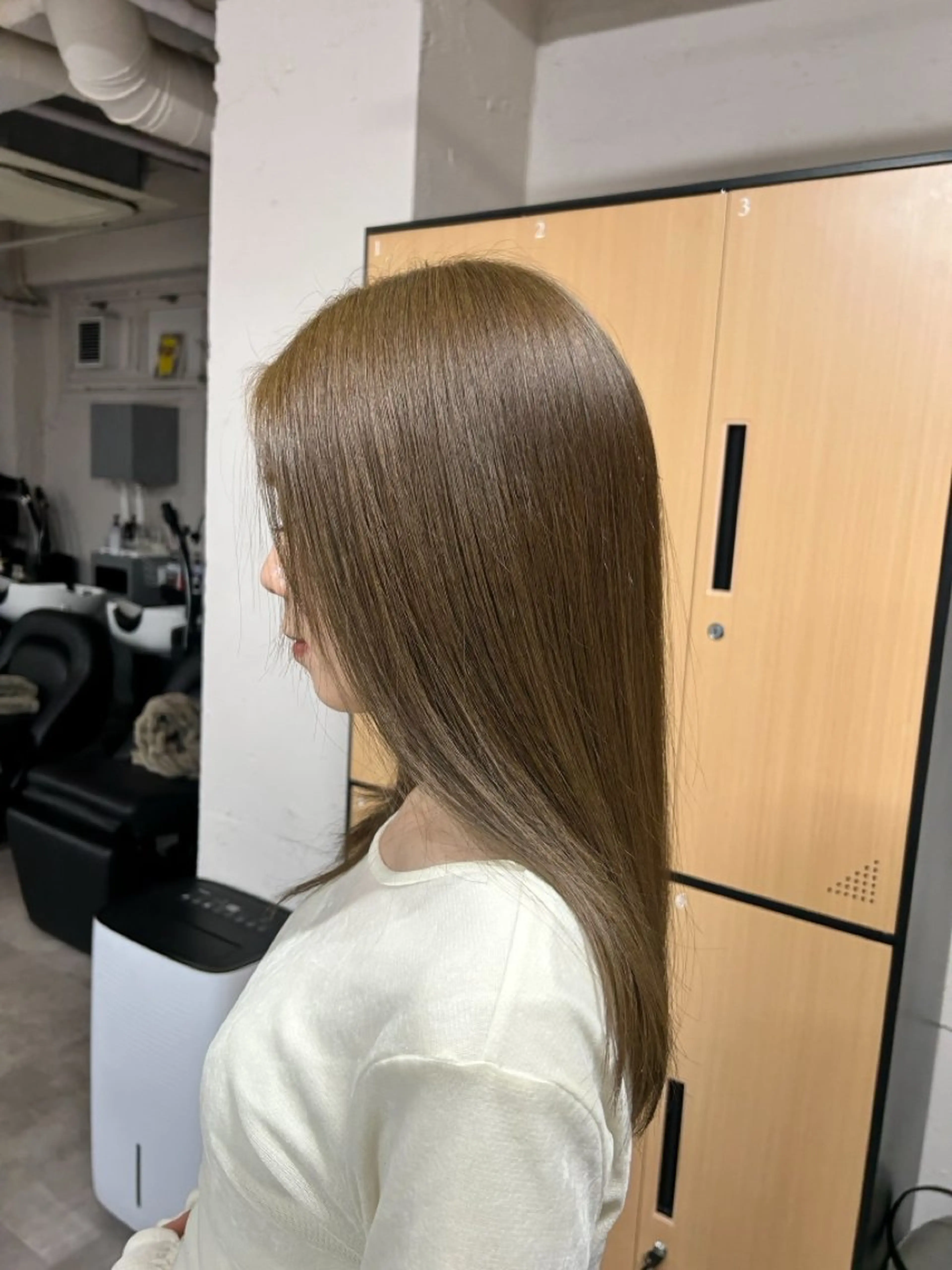 セミロング ヘアカラー いしい りえのヘアスタイル