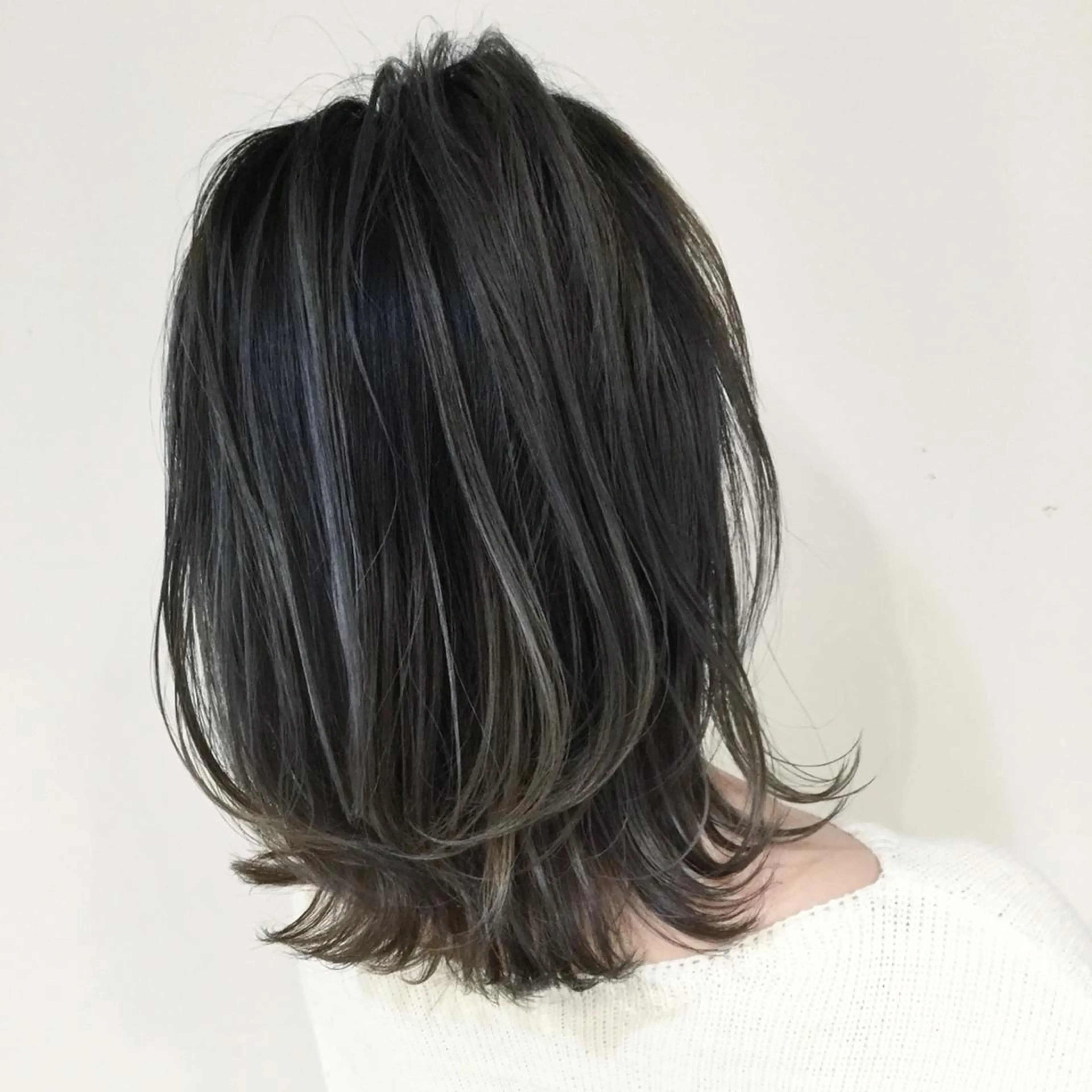セミロング カラー アッシュ アッシュグレー アッシュグレージュ バレイヤージュ ミストバング AMI Hair  supply所属・髪質改善カラー 韓国風レイヤーのヘアスタイル