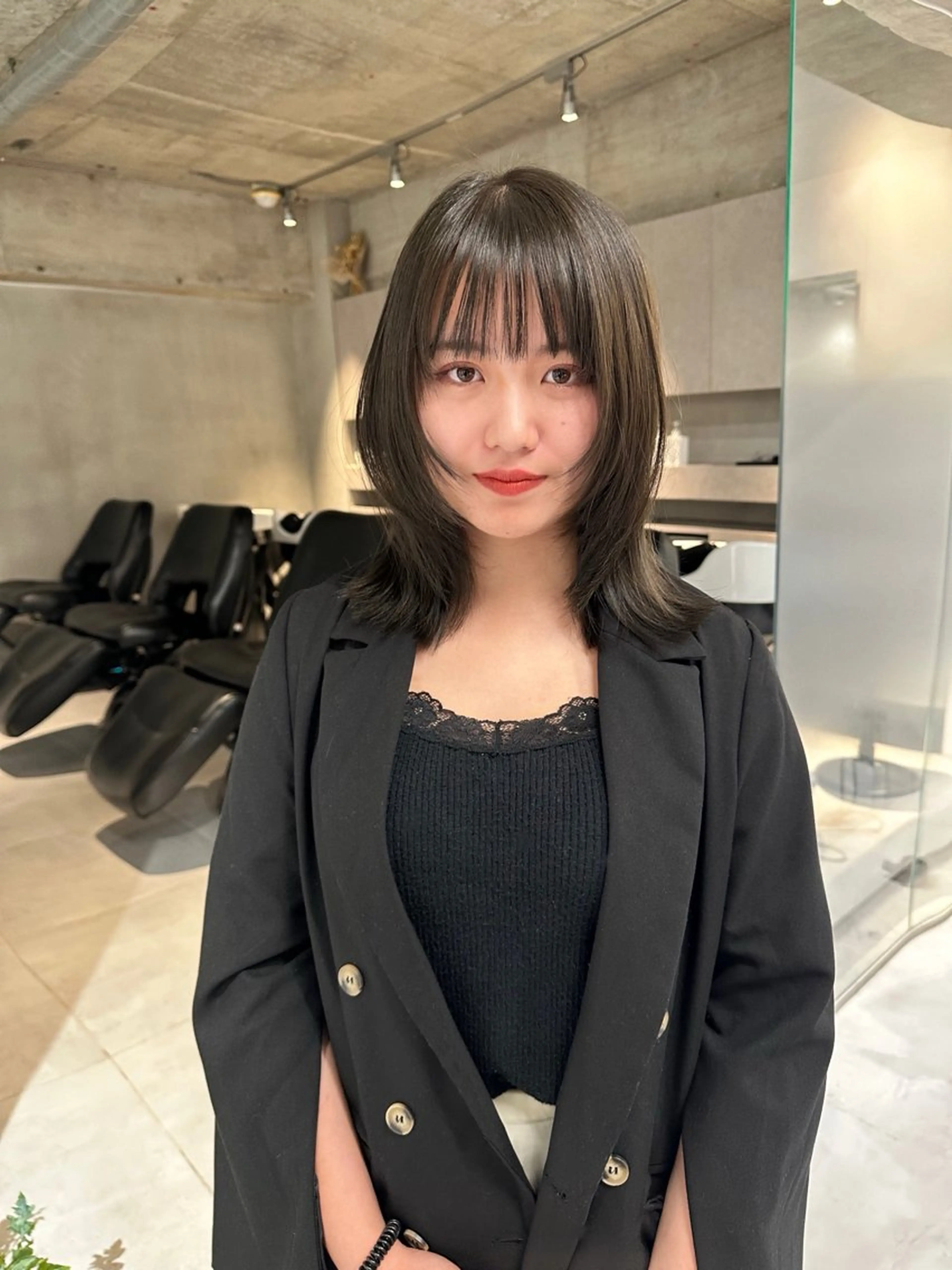 ミディアム カラー ミディアムレイヤー ベージュカラー イルミナカラー オリーブベージュ レイヤーカット FILMS所属・レイヤーボブ★ cocomoのヘアスタイル