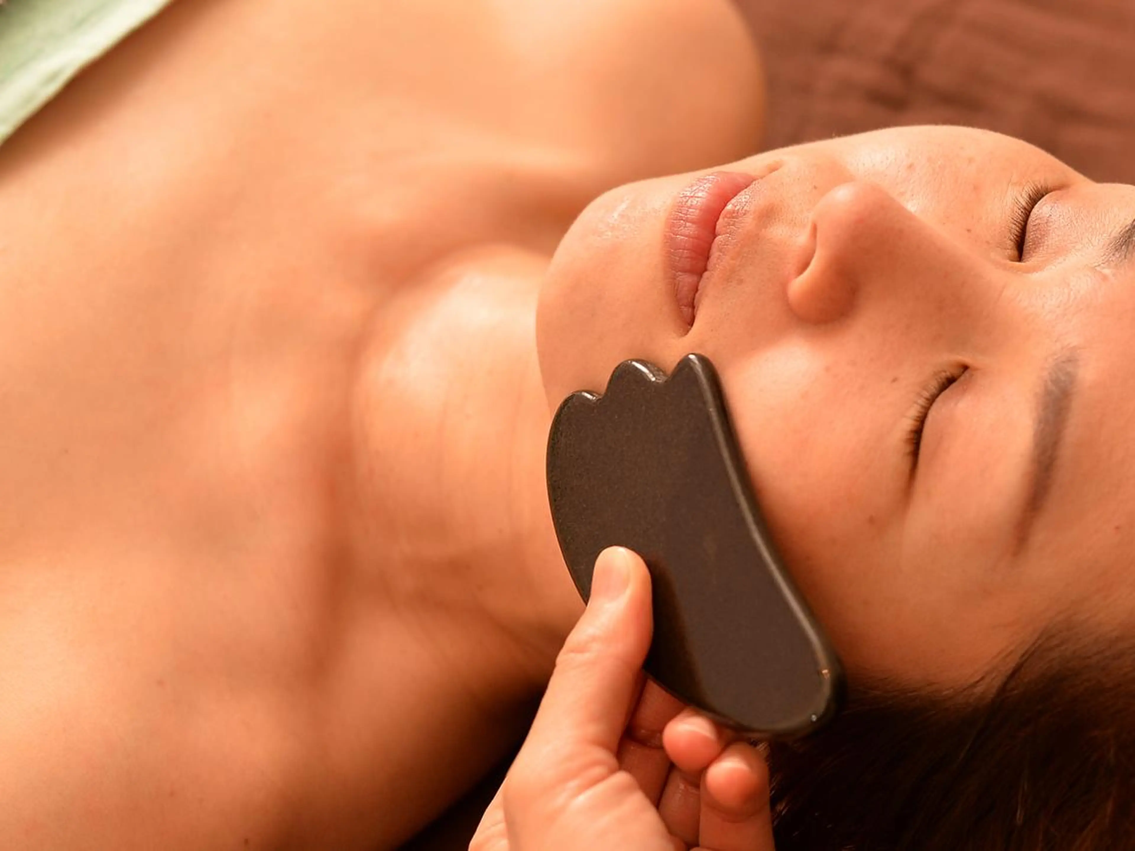 ご新規様限定【肩首のコリ軽く・フェイスラインスッキリ上がる！】バザルトで小顔★首ケア・肩・デコルテ付きの70分の写真