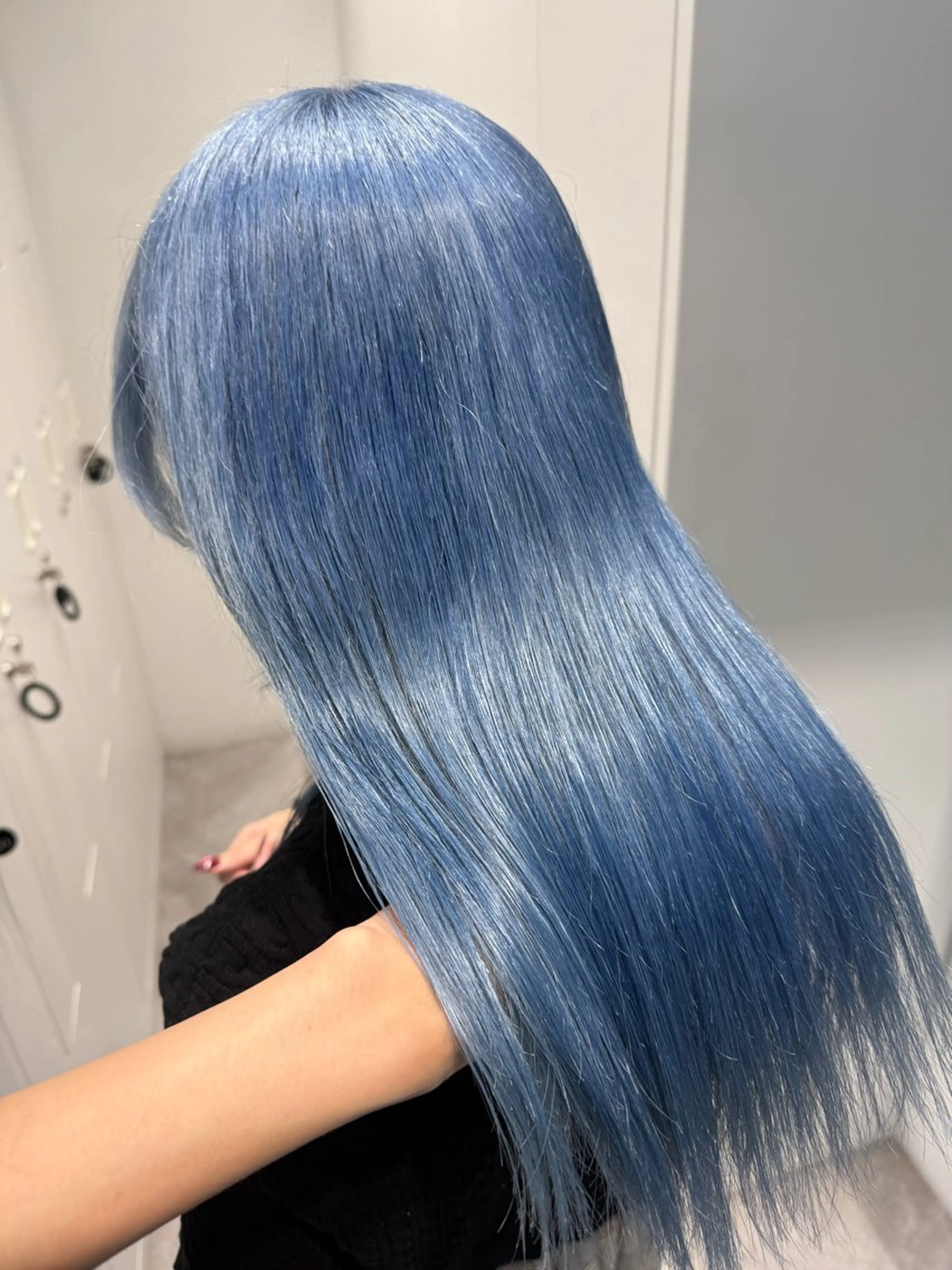 ロング カラー ブリーチ ブルーカラー ケアブリーチ ダブルカラー シルバー ヘアカラー トリートメント インナーカラー/推し ウルフ/アニメカラーのヘアスタイル