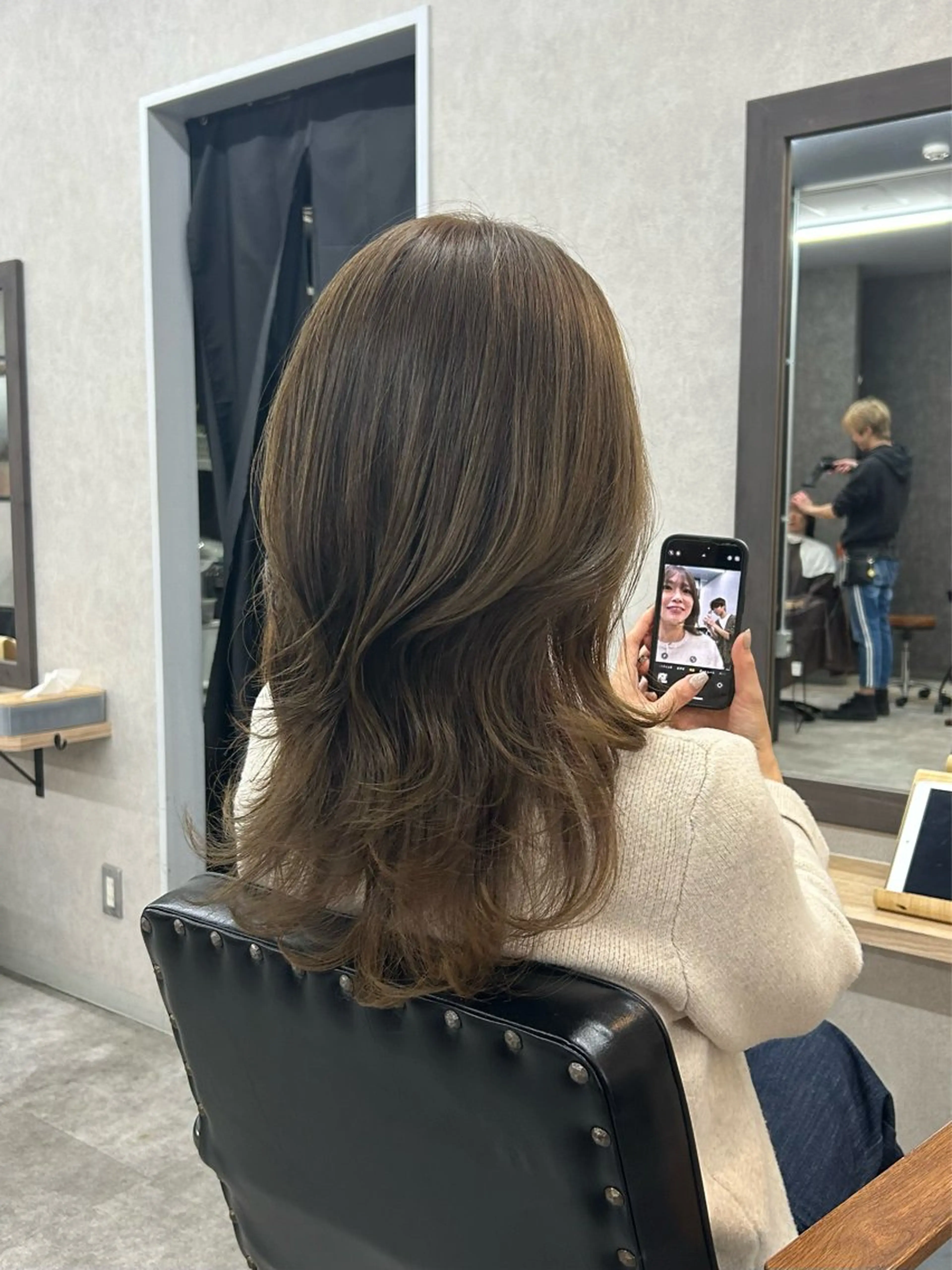 ミディアム カラー ミディアムレイヤー ベージュカラー レイヤーカット いなみね はるきのヘアスタイル