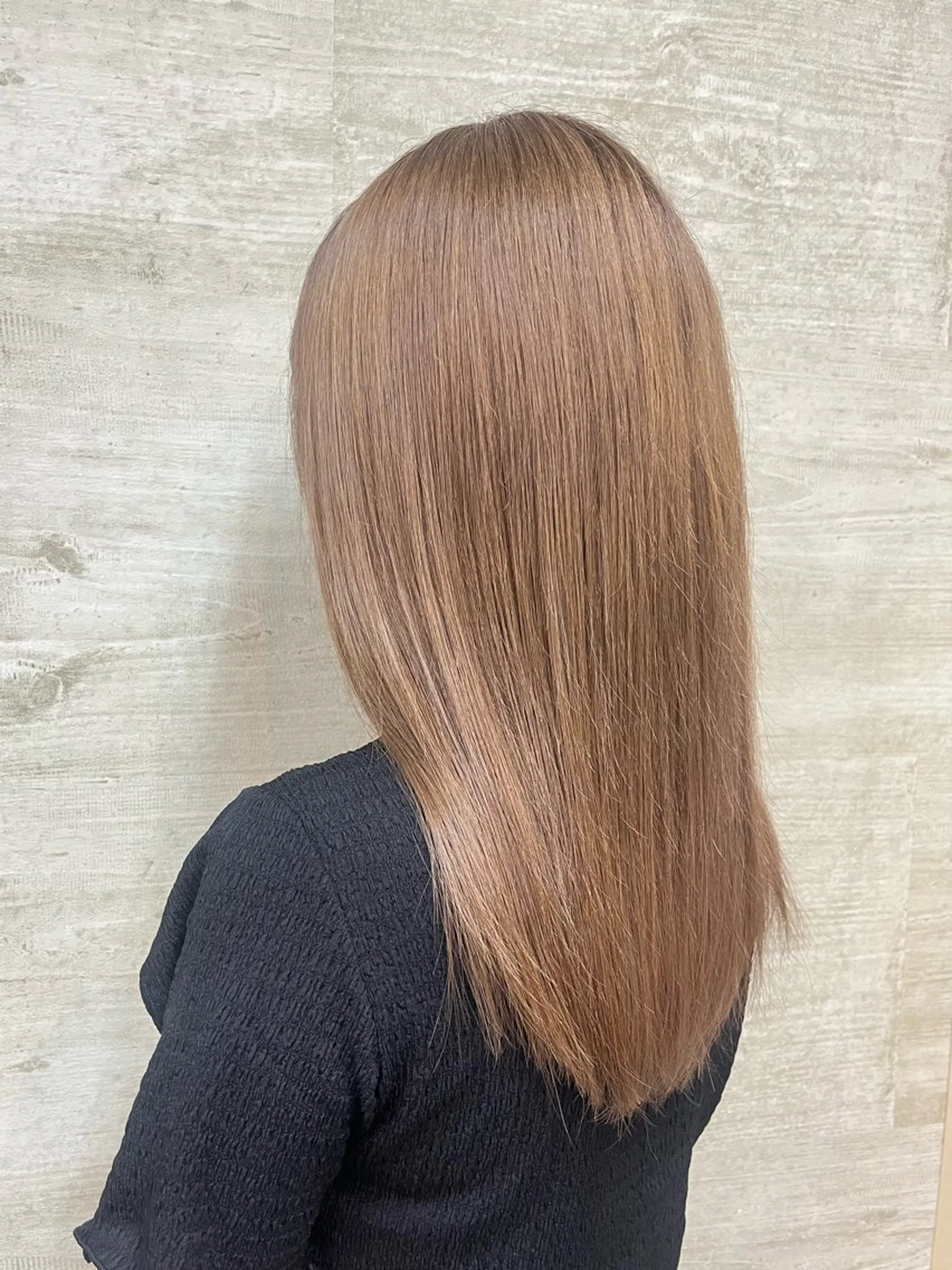 セミロング カラー ベージュカラー ブリーチ ミルクティーベージュ Ancheri東戸塚所属・佐藤 李桜のヘアスタイル