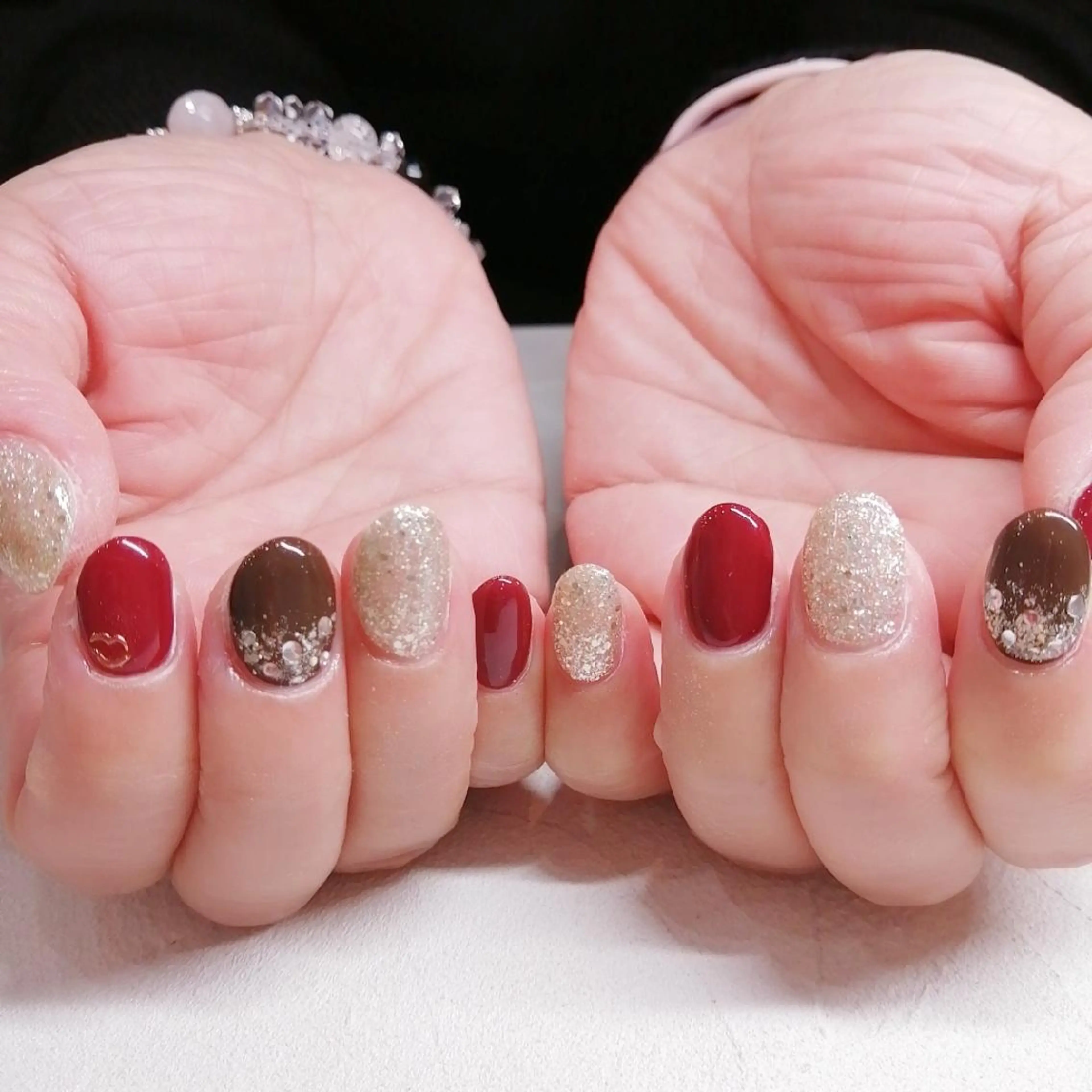 ネイル ラメ(グリッター) 赤色 I.プライベートネイルサロン所属・I.プライベート ネイルサロンの眉毛・アイブロウイメージ