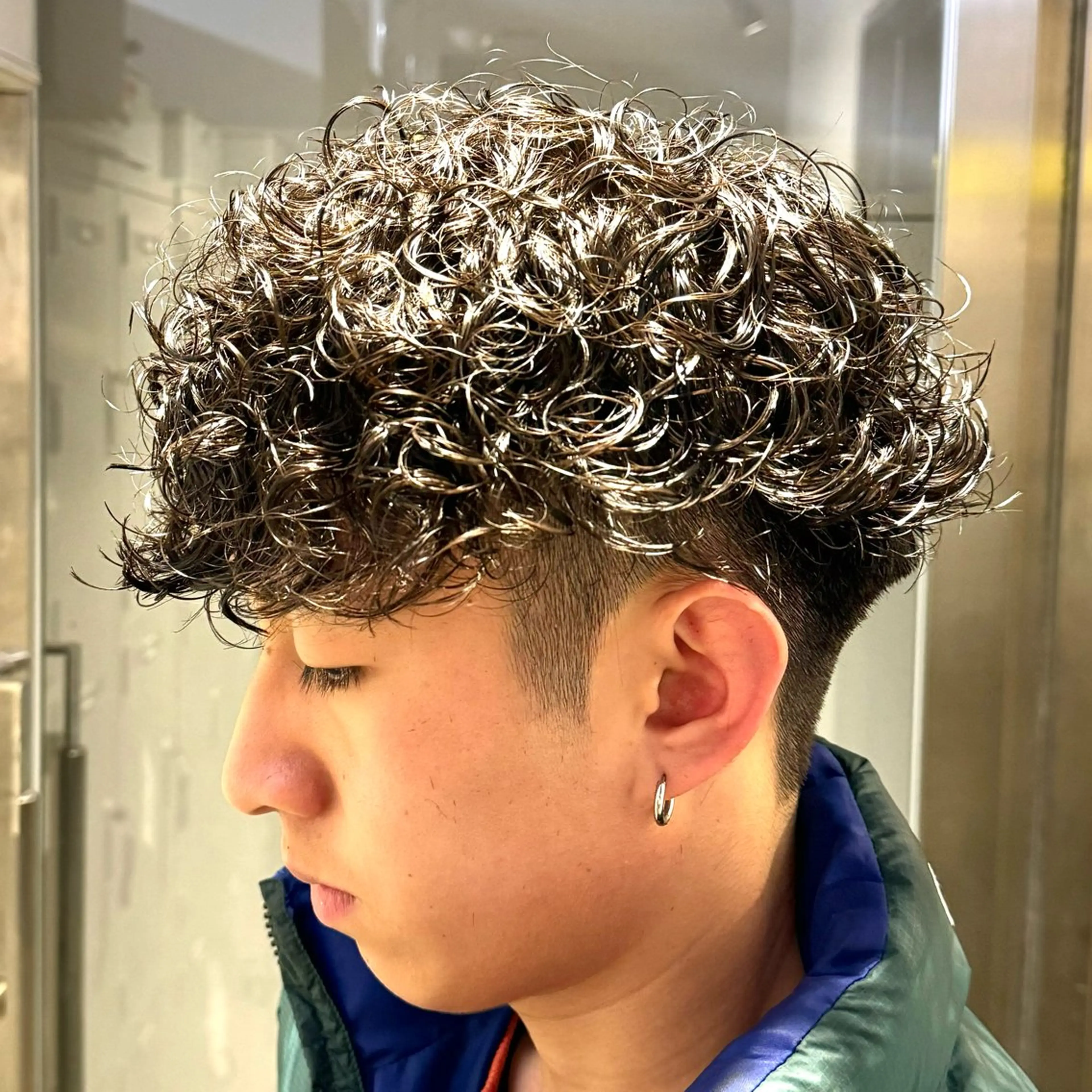 ミディアム パーマ ヘアアレンジ メンズ ミディアムパーマ メンズパーマ プードルパーマ プードルパーマ 艶カラー の達人のヘアスタイル