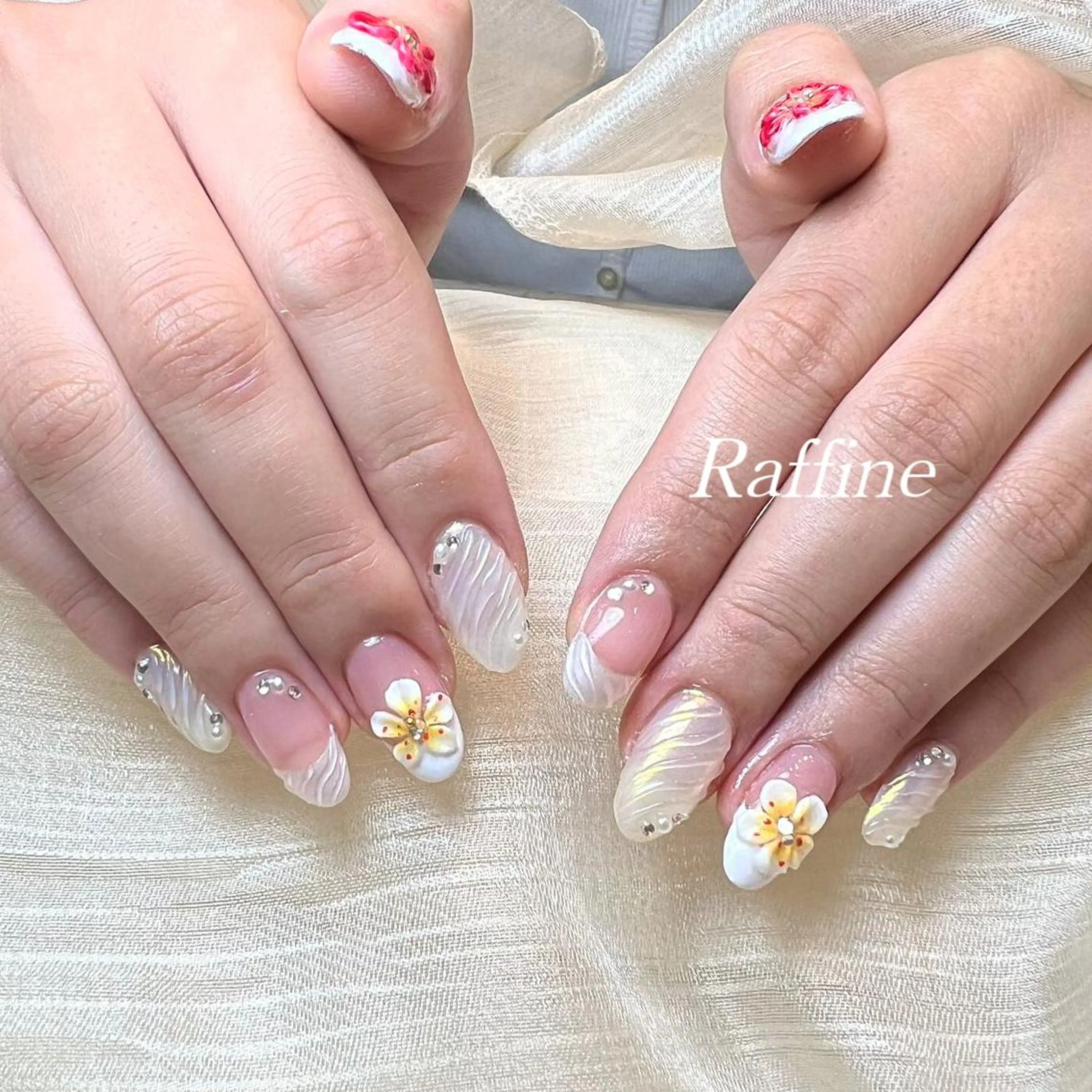 ネイル ハンドネイル RAFFINE 月🦋🩵のネイルデザイン