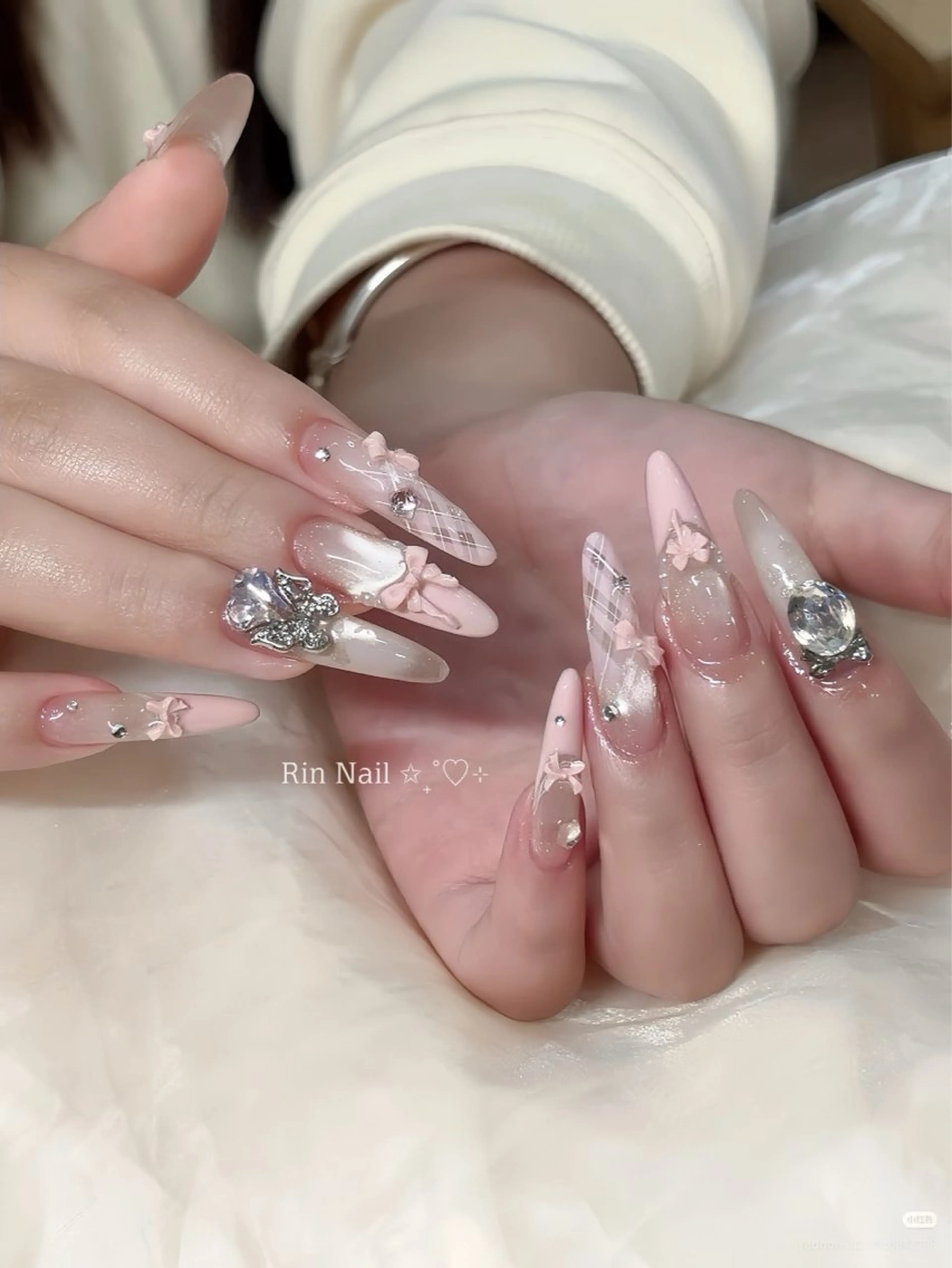 ネイル アートネイル チークネイル ジェルネイル ロングネイル マグネットネイル ハンドネイル Rin Nail 新大久保店のネイルデザイン