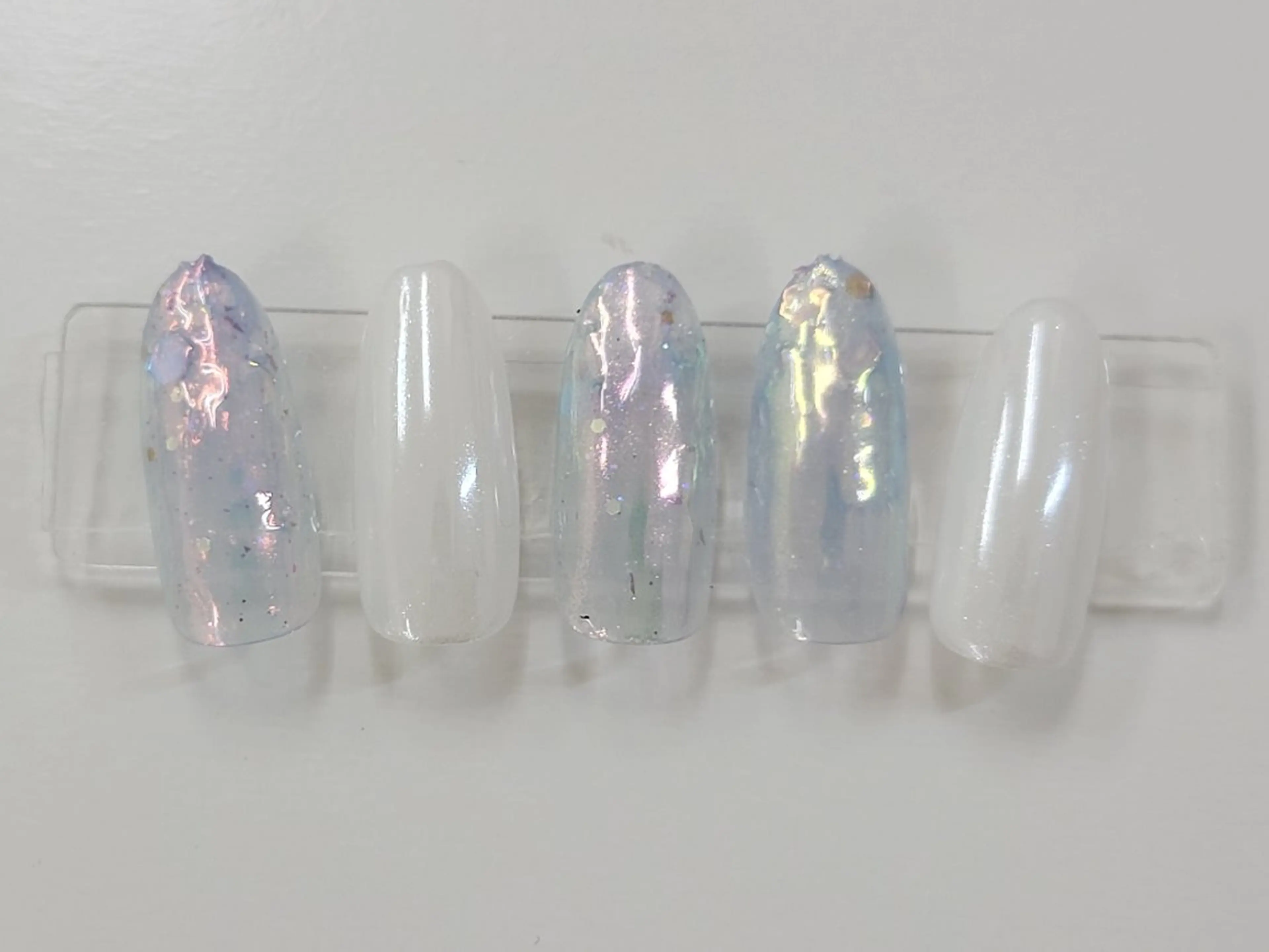 ネイル オーロラネイル ホログラムネイル ラメ(グリッター) ホワイト アンビアンテ浦和店所属・アンビアンテ 🐰 大山のネイルデザイン