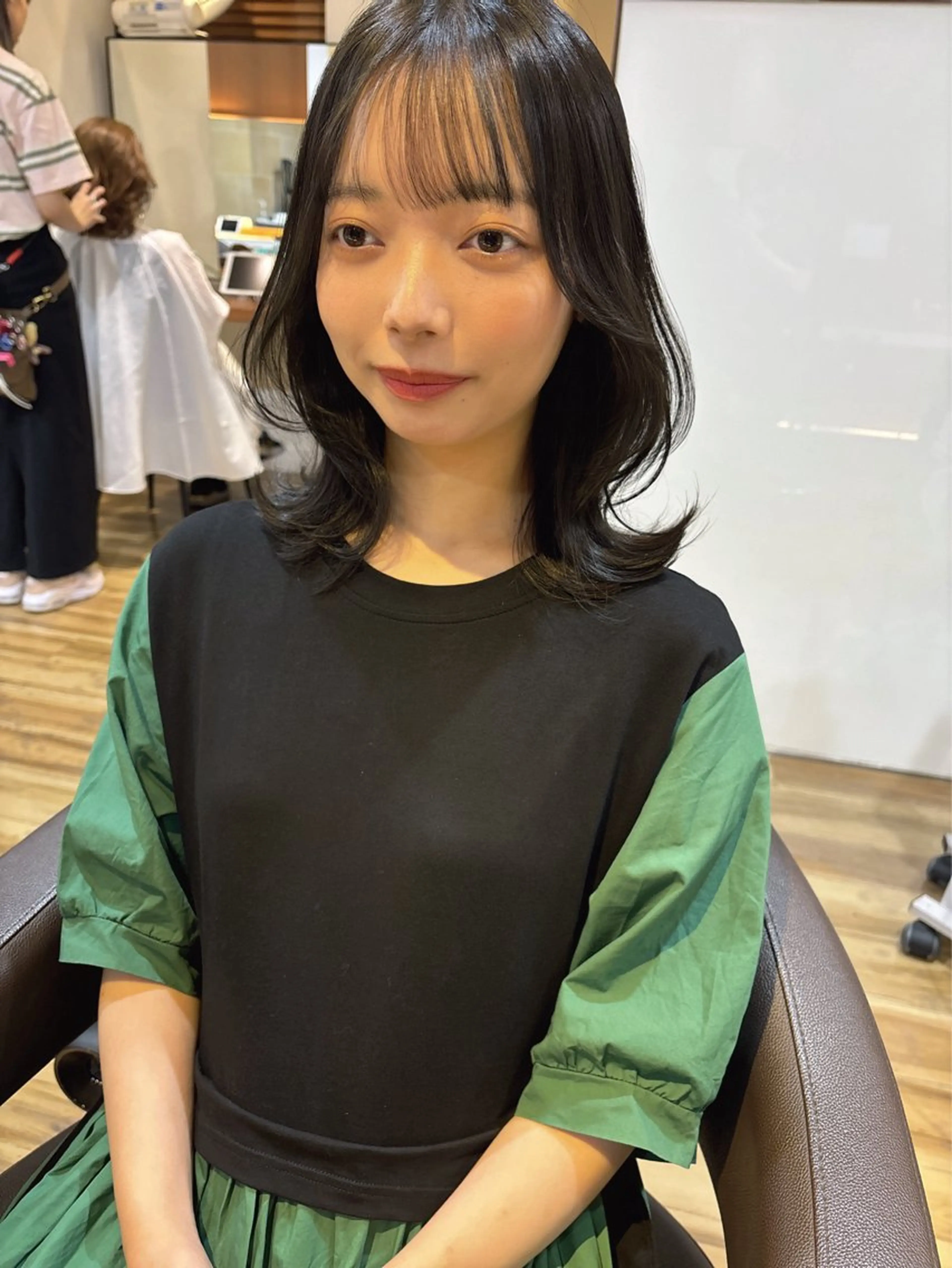 ミディアム カラー グレージュ オリーブグレージュ オリーブグレー カット ヘアカラー トリートメント レイヤーカット /透明感/千葉怜寿のヘアスタイル