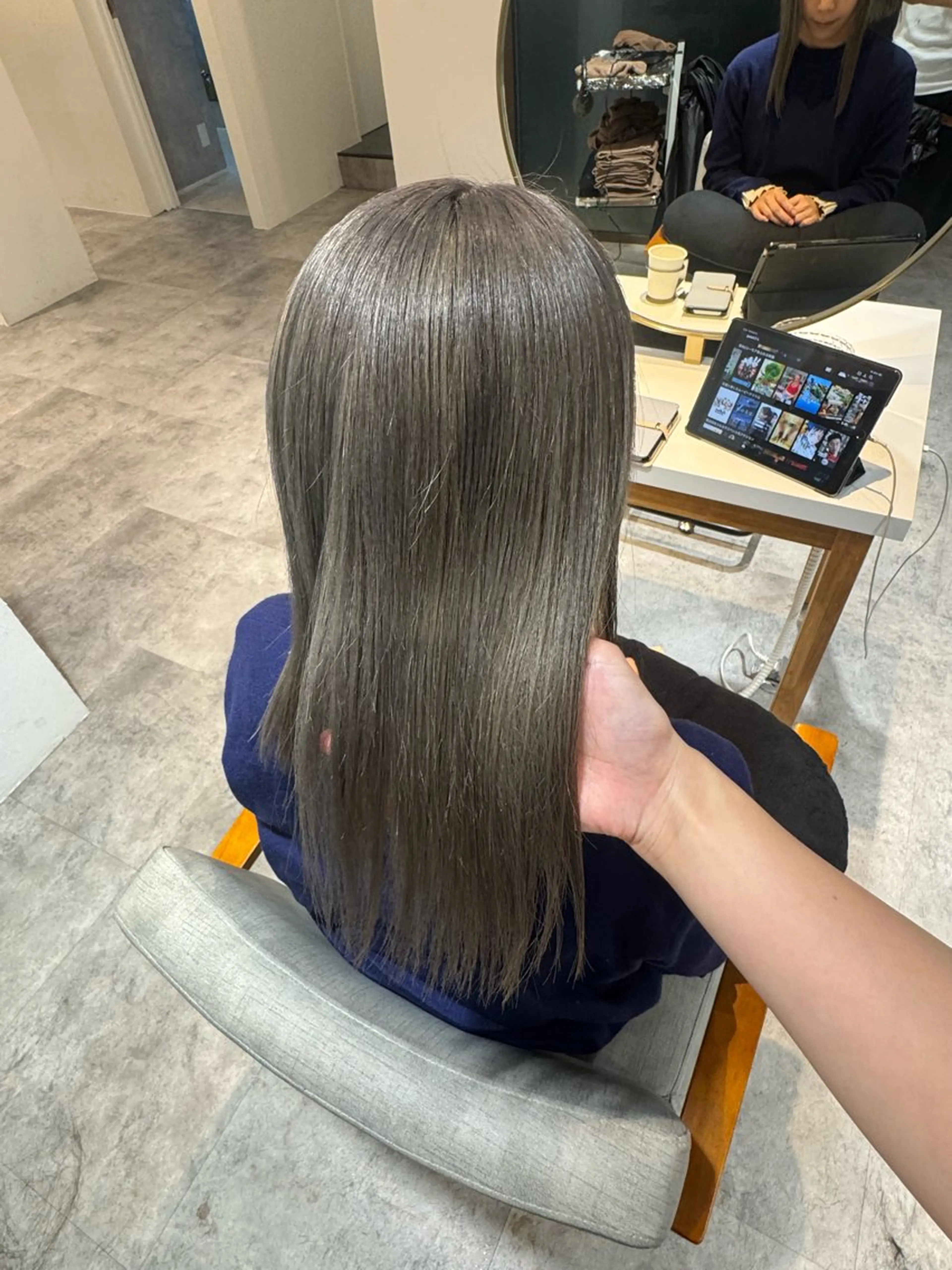 ミディアム カット ヘアカラー トリートメント 小泉 真緒のヘアスタイル