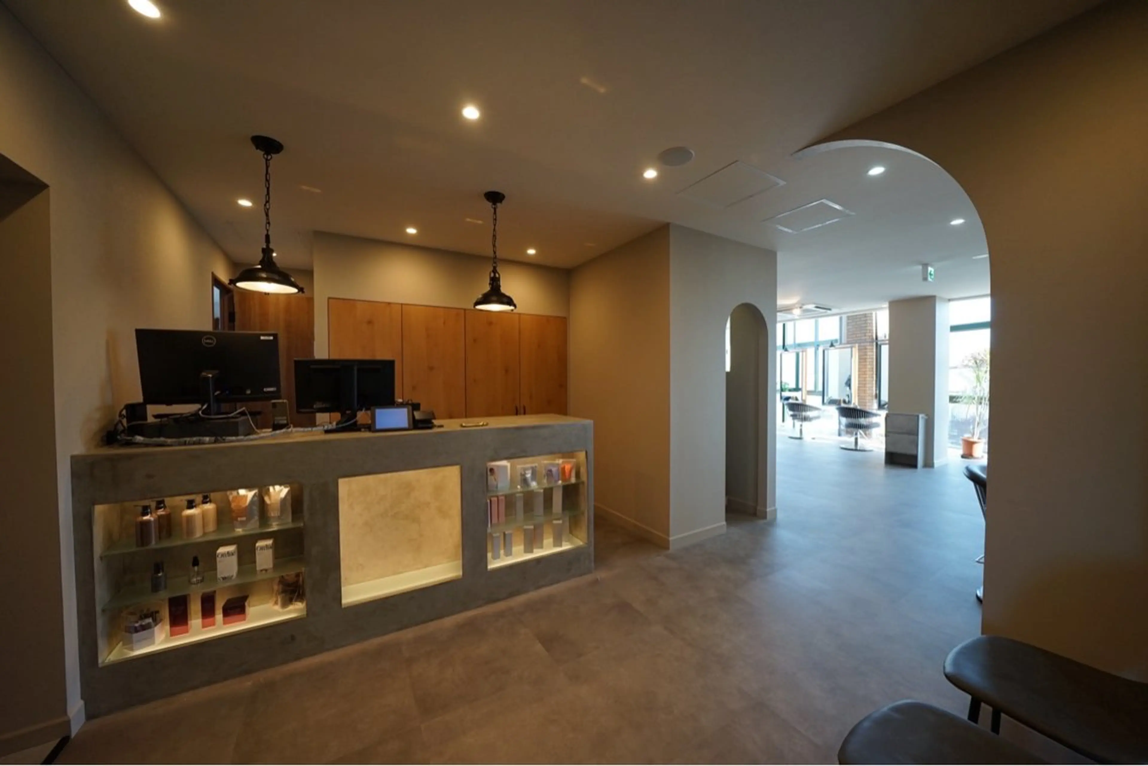 ミディアム カット ヘアカラー トリートメント ヘッドスパ ブリーチなしWカラー /酸性ストレート河本のヘアスタイル