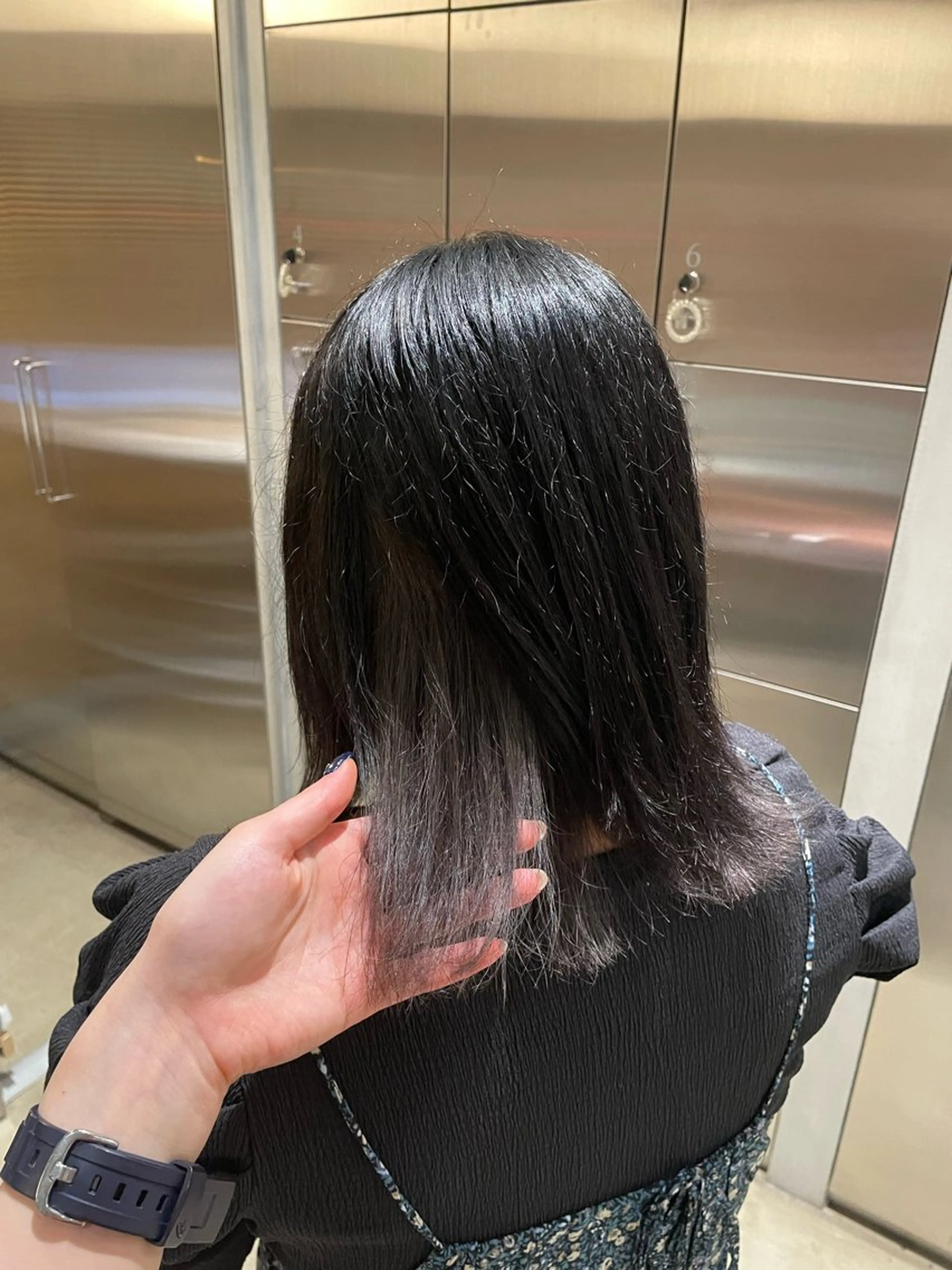 ミディアム カラー シルバー 樋口 花穂のヘアスタイル