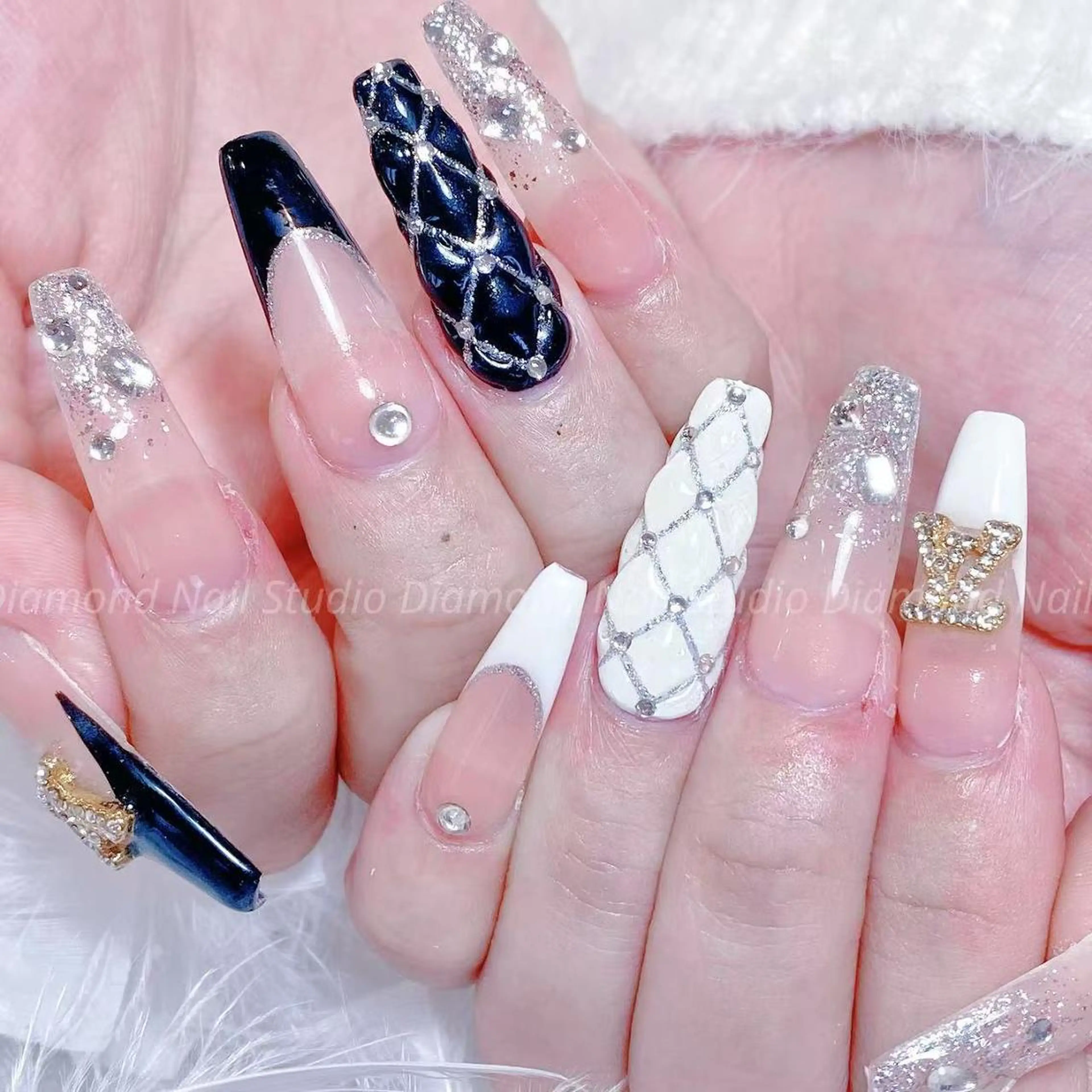 ネイル アートネイル オーロラネイル ガーリー キラキラネイル 韓国ネイル ハンドネイル DIAMOND 💦のネイルデザイン