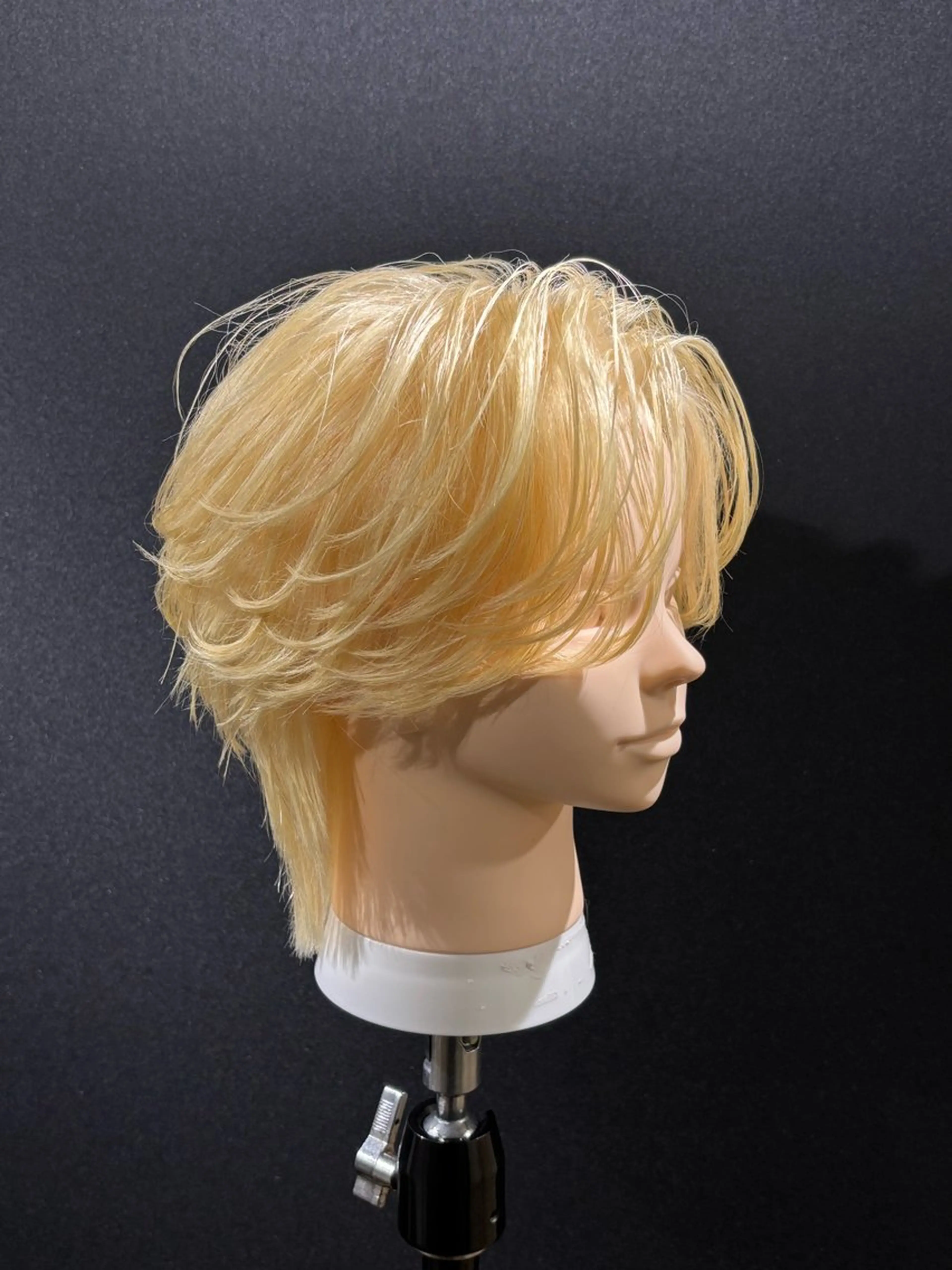 ミディアム カラー メンズ メンズブリーチ センターパート ベージュカラー ブリーチ ブロンド カット ヘアカラー メンズ特化カットパー マカラー坂田柊のヘアスタイル