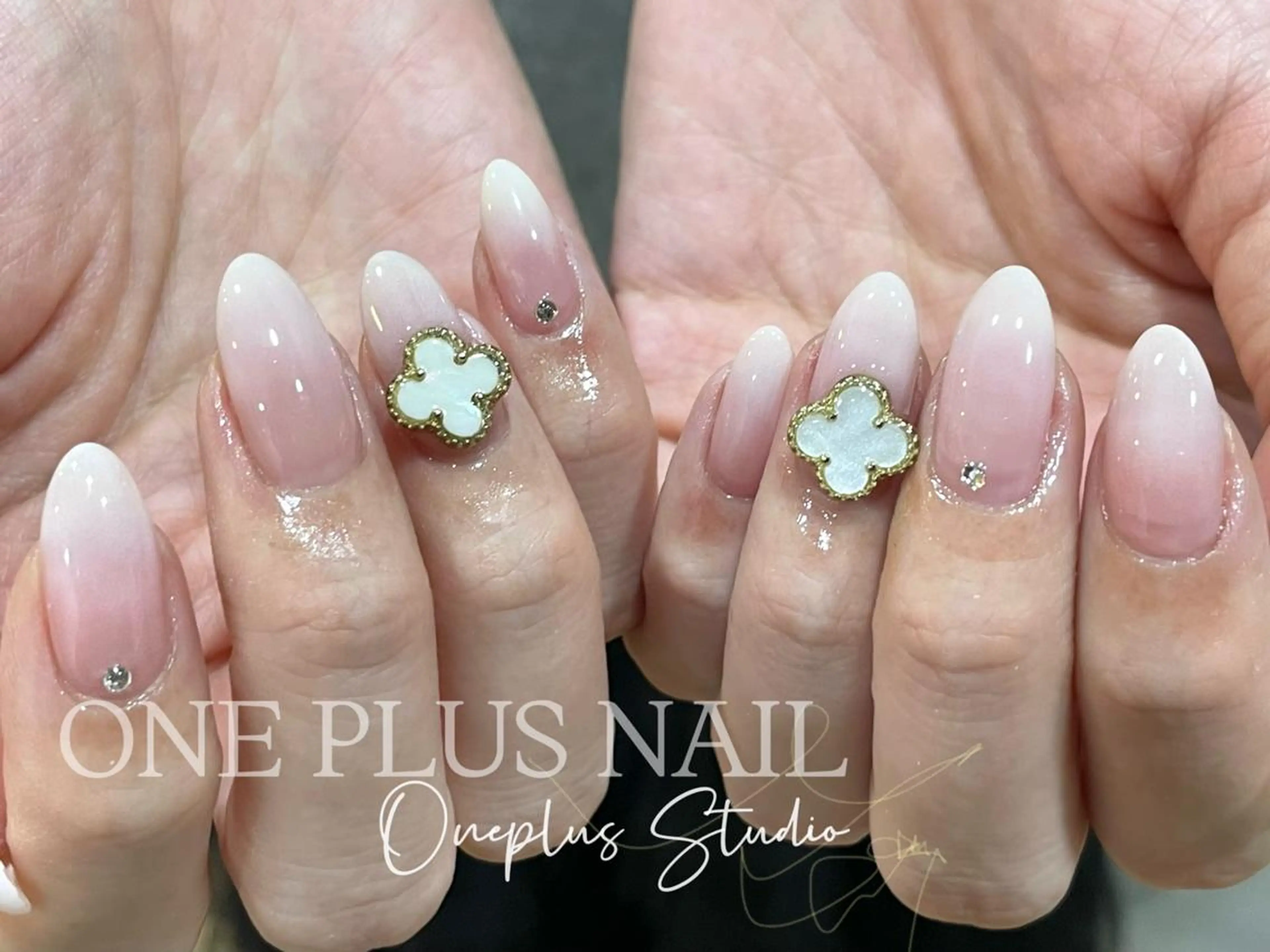 ネイル アートネイル オーロラネイル ガーリー キラキラネイル 韓国ネイル One plus StudioNailのネイルデザイン