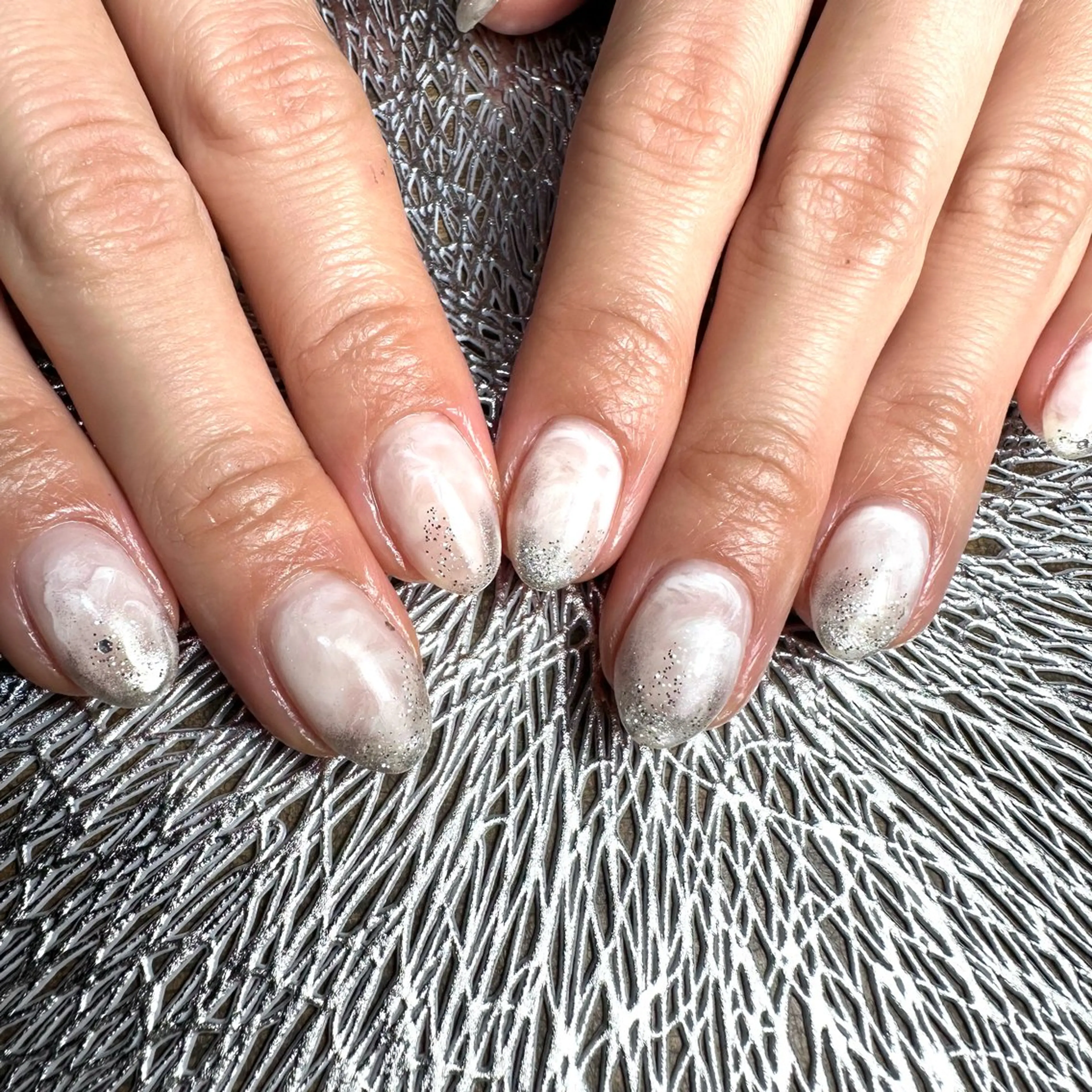 ネイル ニュアンスネイル シルバー ホワイト nail salon 凪のネイルデザイン