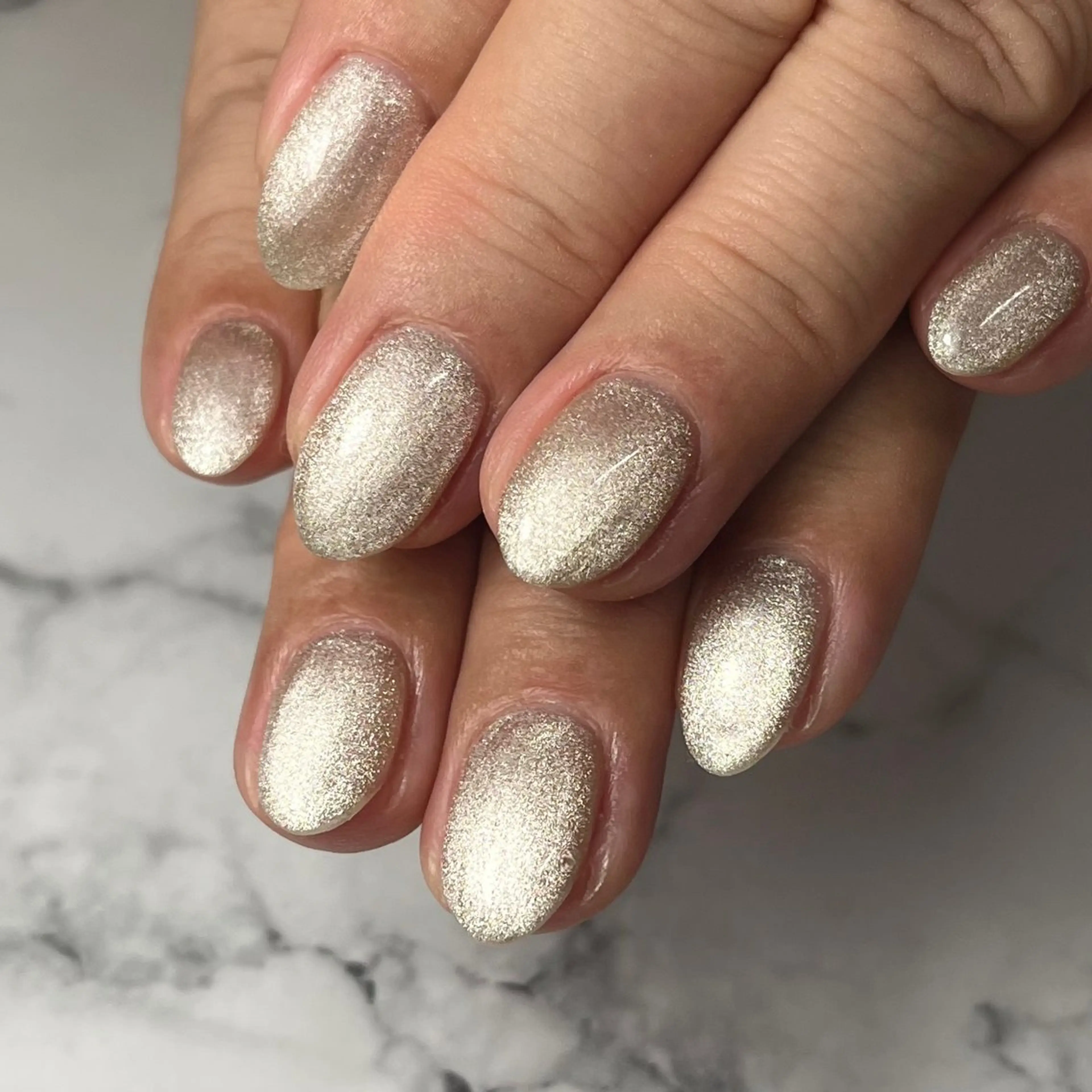 ネイル ゴールド マグネットネイル ワンカラーネイル ショートネイル シンプルネイル ハンドネイル NAIL NOWのネイルデザイン