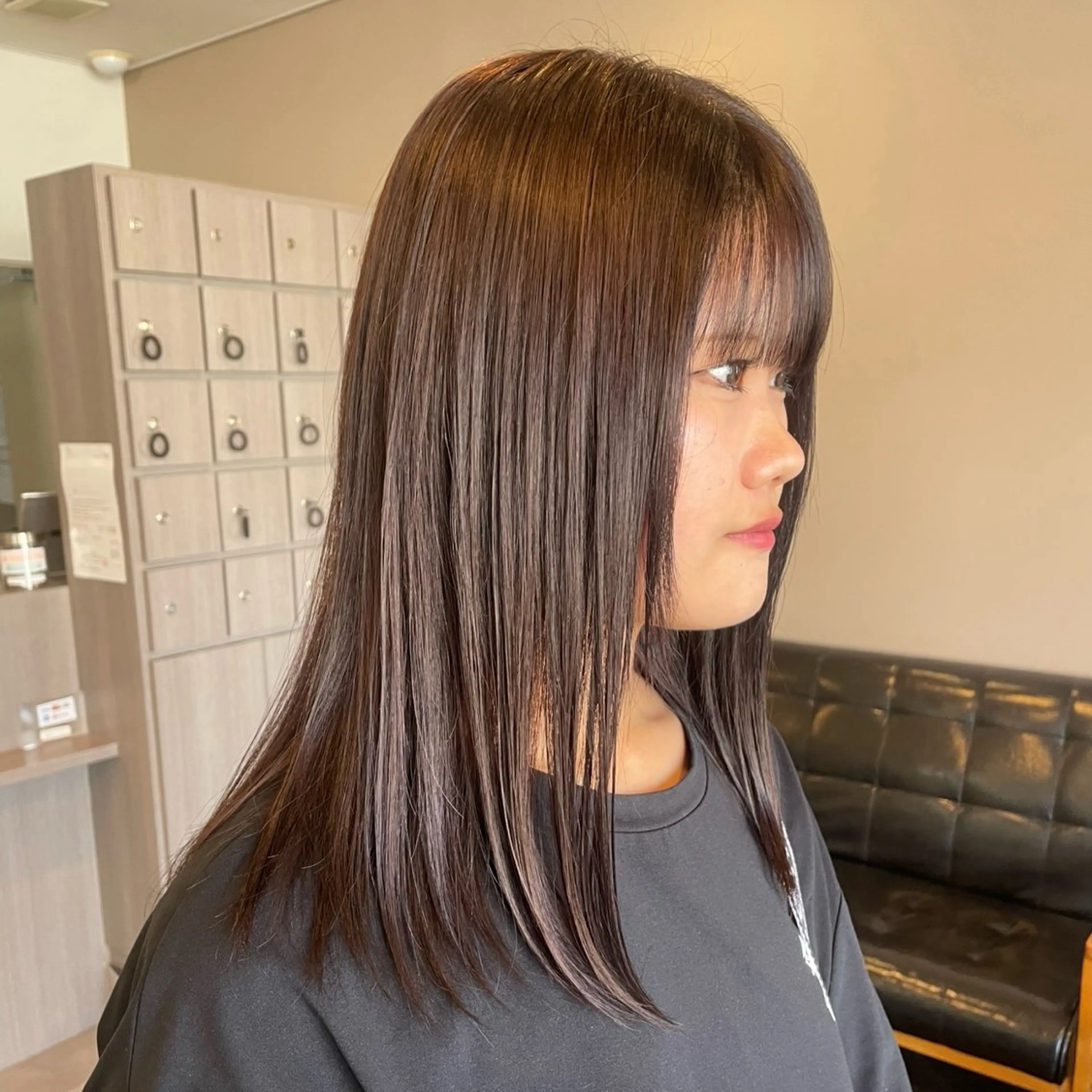 セミロング チョコレートブラウン ヘアカラー トリートメント mio 🍒レイヤーカットのヘアスタイル