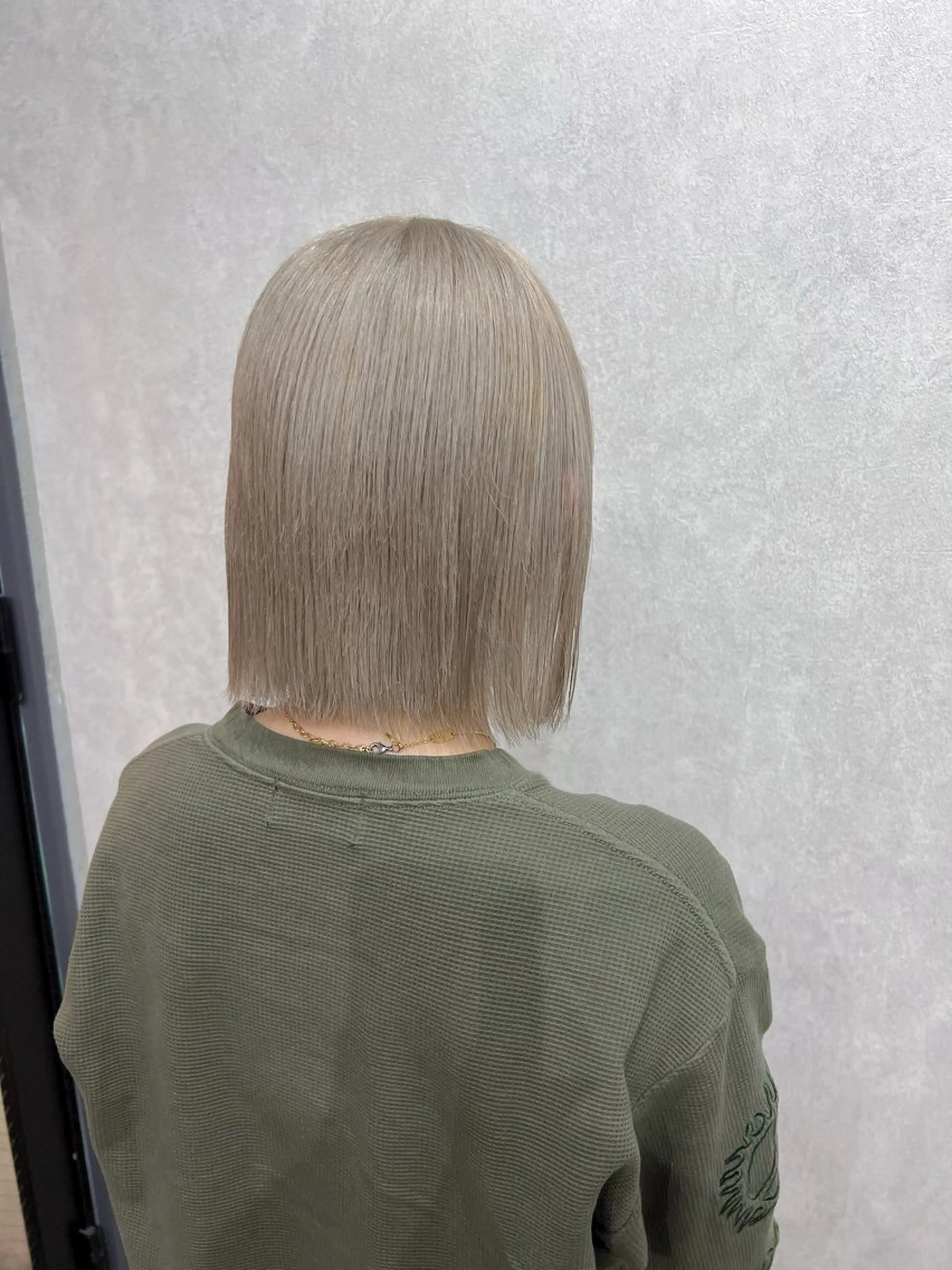 ショート ボブ 顔周りカット ヘアカラー YUI ハイトーンカラーのヘアスタイル