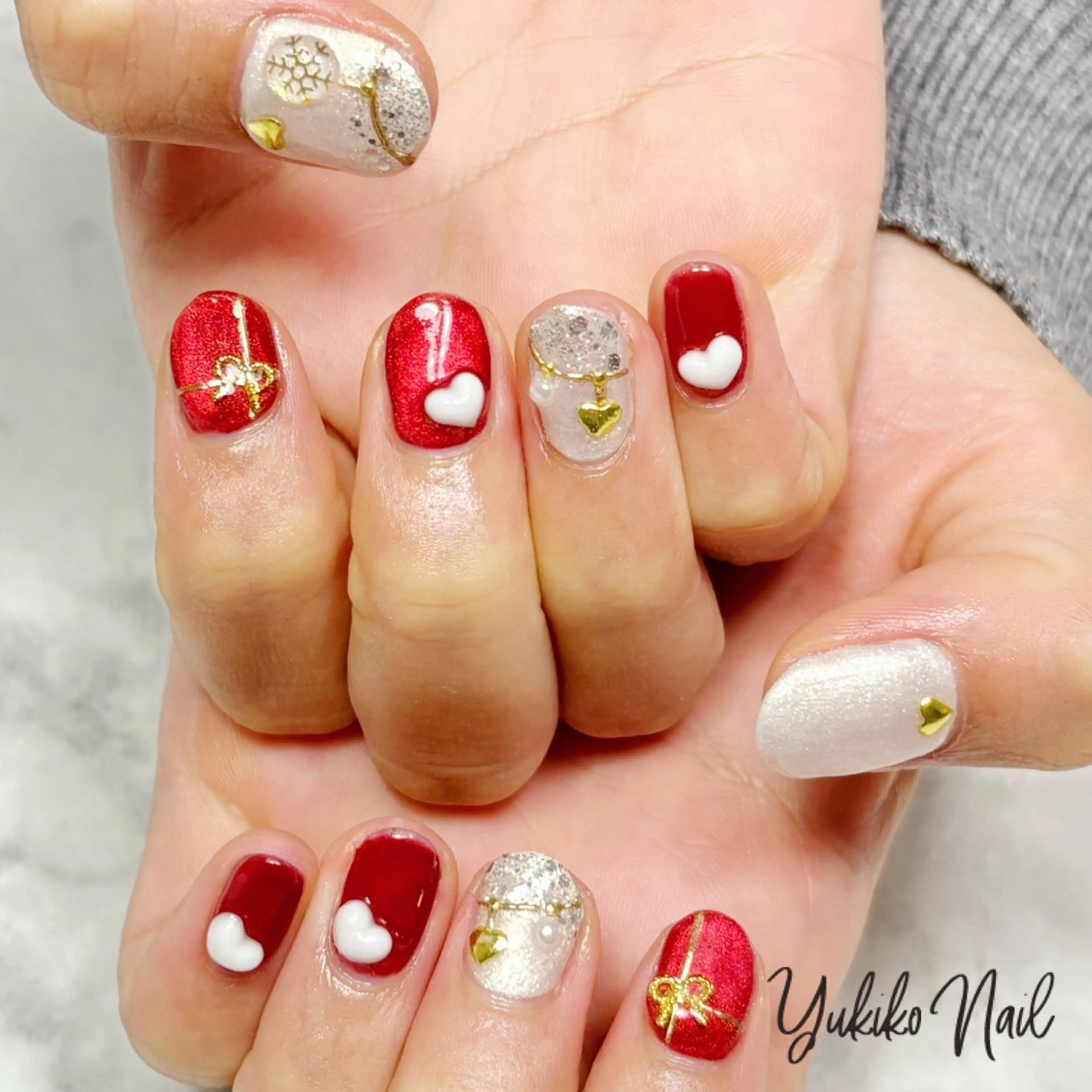 ネイル ゴールド マグネットネイル 赤色 シンプルネイル 冬ネイル ユキコ ネイルのネイルデザイン
