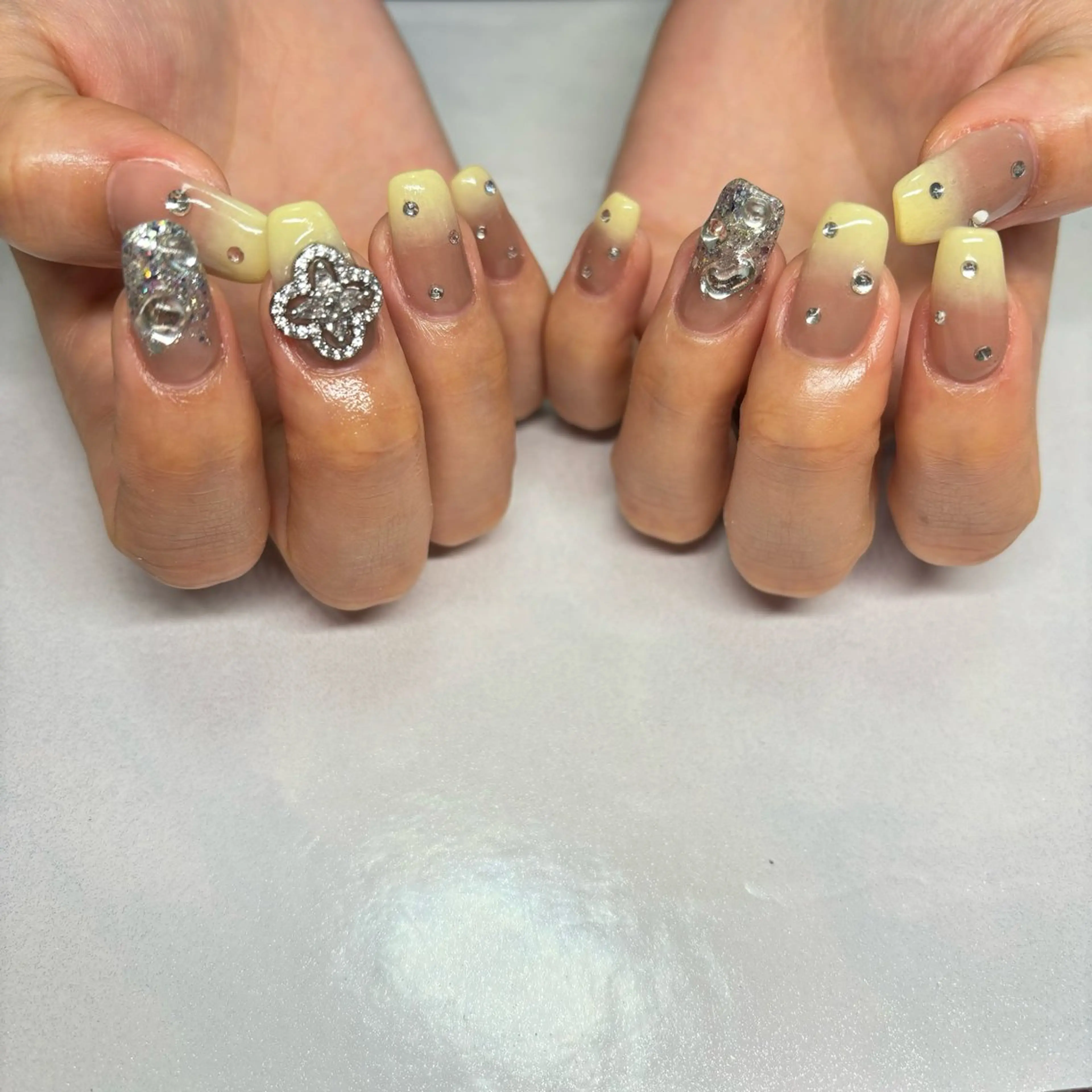 ネイル アートネイル グラデーション キラキラネイル ニュアンスネイル ワンカラーネイル ハンドネイル RE💟N.NAIL ラテン系お姉さんのネイルデザイン