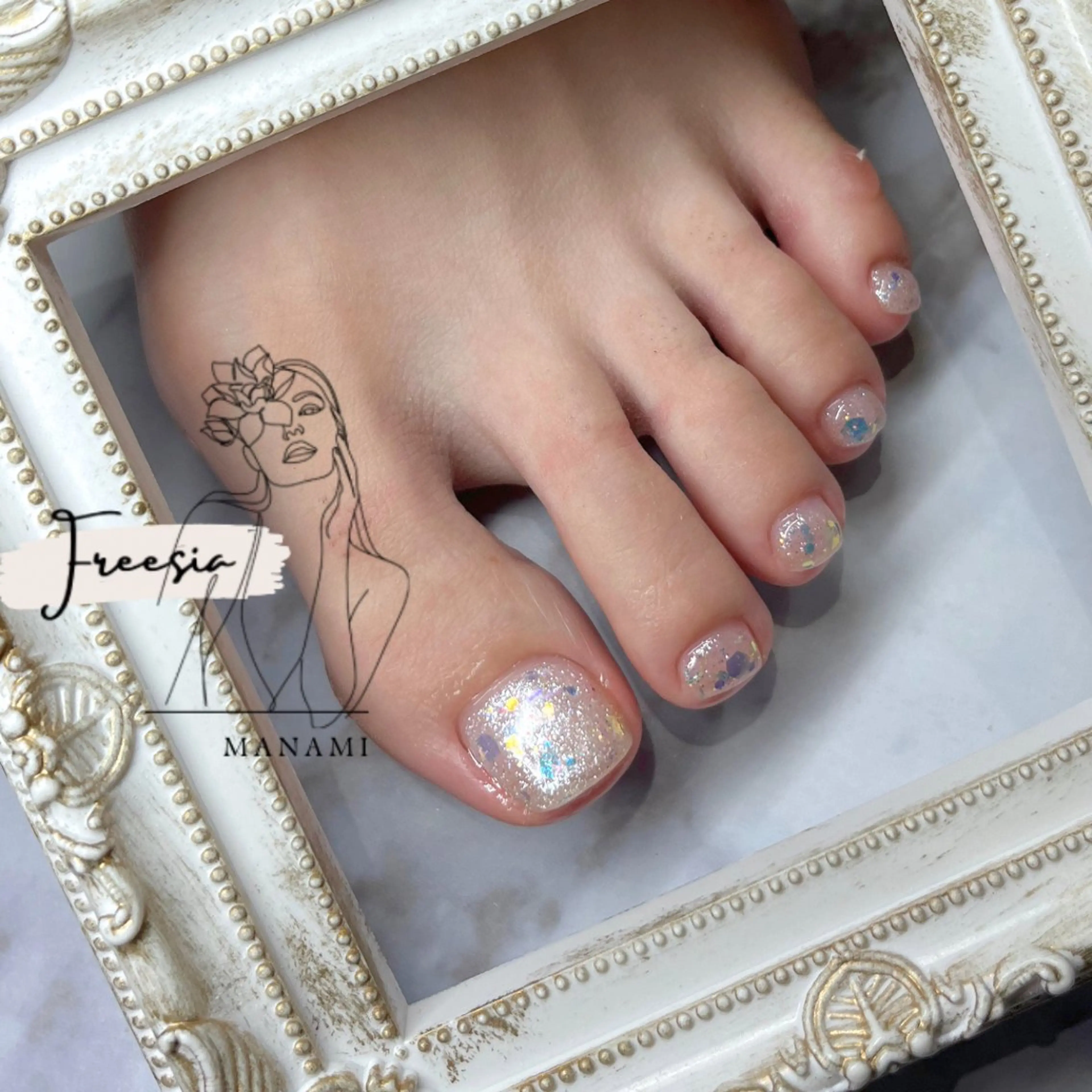 ネイル フットネイル ワンカラーネイル シルバー 夏ネイル freesia Manamiのネイルデザイン