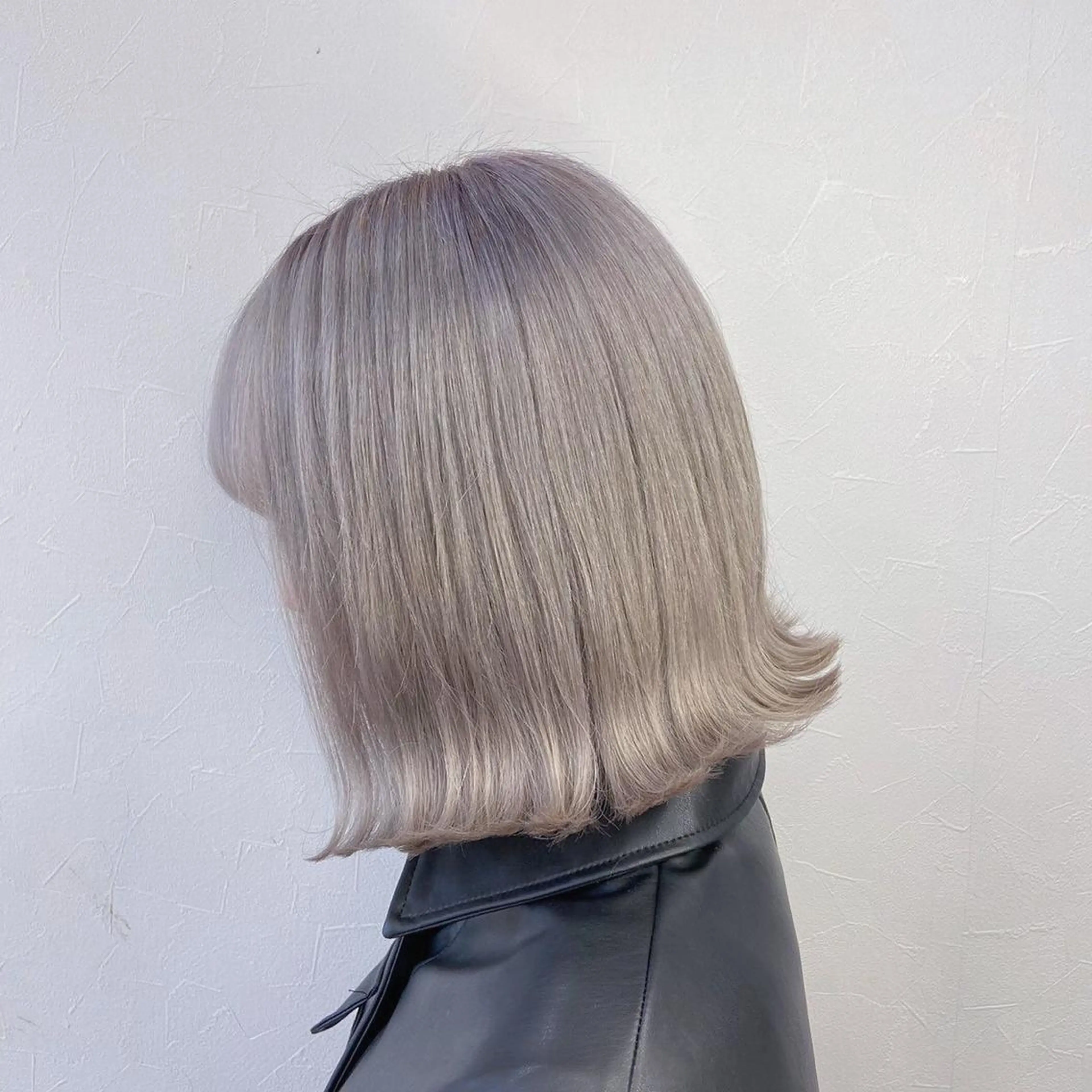 ミディアム カラー 切りっぱなしボブ グレージュ ボブ カット ヘアカラー トリートメント 鈴木/ミルクティー/ ブリーチ/ボブ/のヘアスタイル