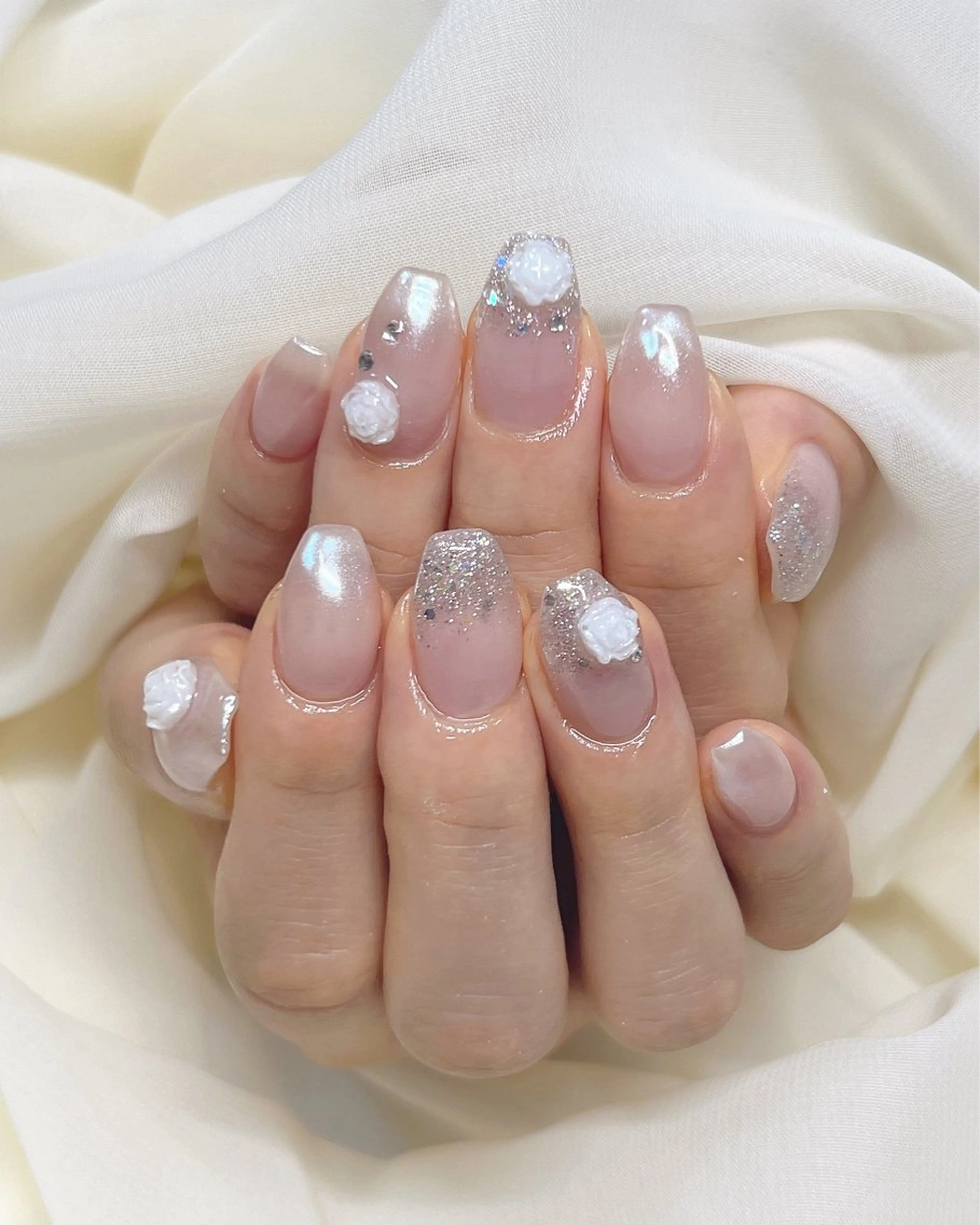 ネイル アートネイル グラデーション ミラーネイル ホワイト nail salon MUAのネイルデザイン