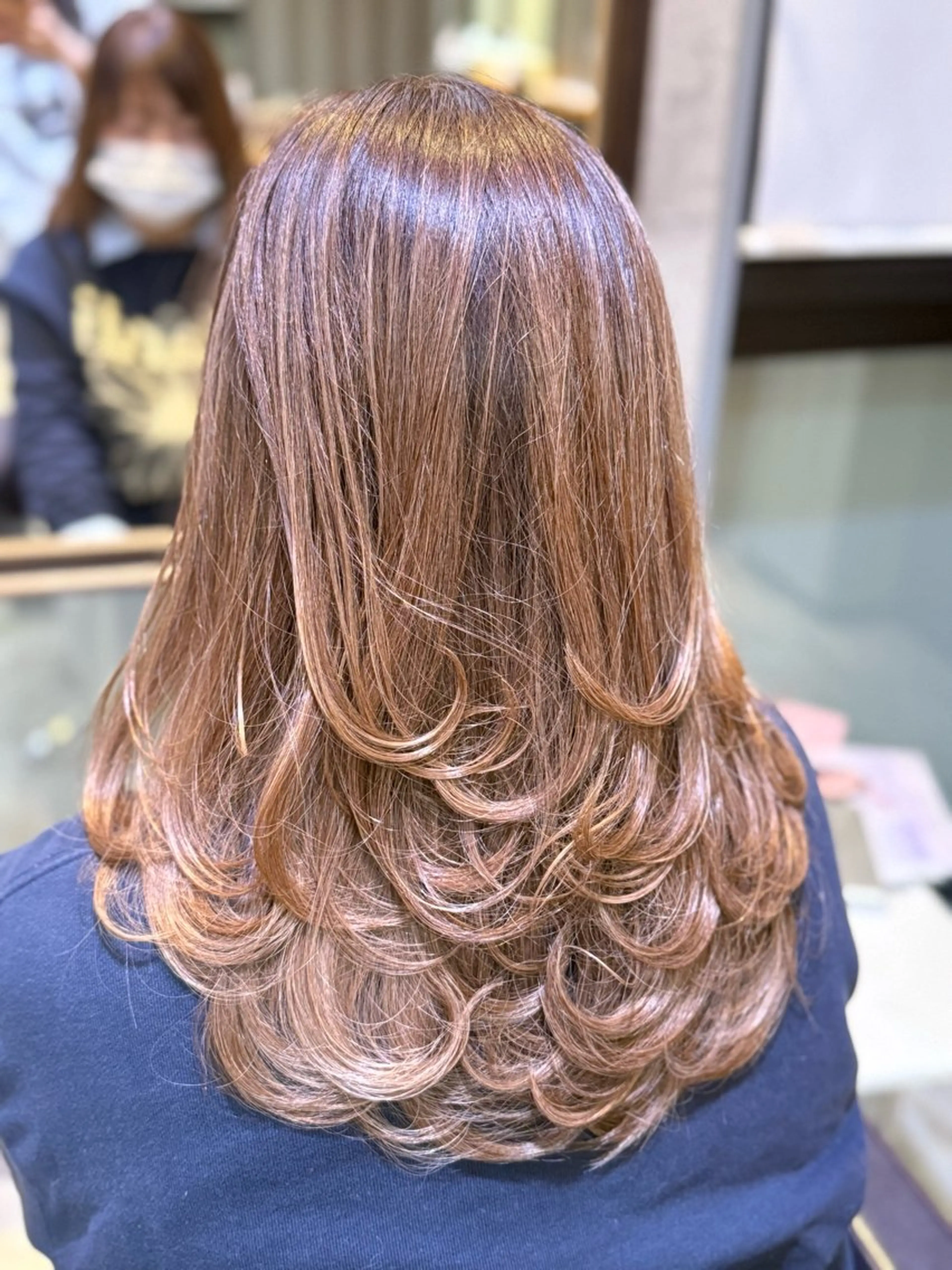 セミロング カラー ハイトーンカラー レイヤーカット 梨ア .のヘアスタイル