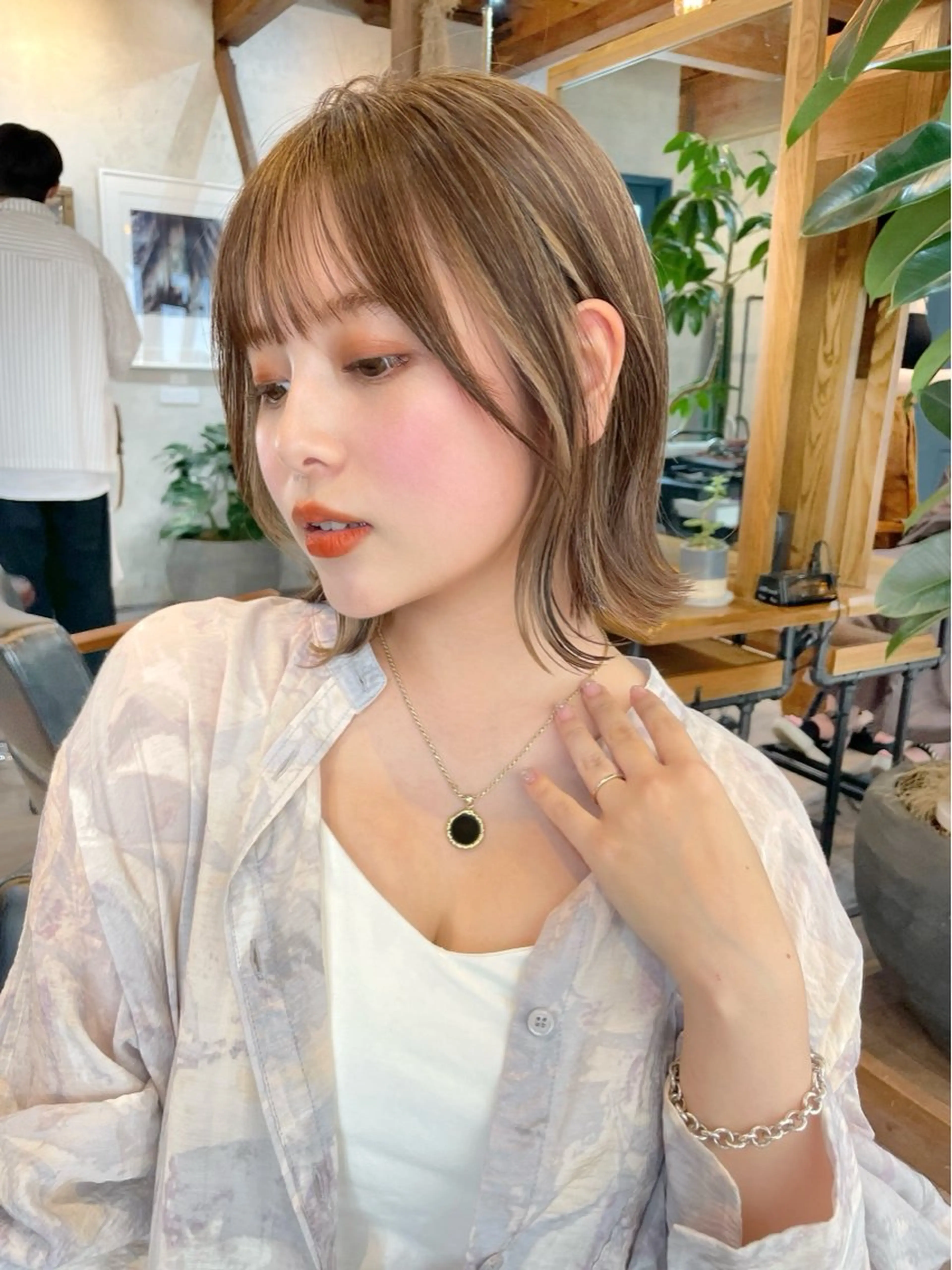 ミディアム 切りっぱなしボブ ショートボブ ボブレイヤー ミディアムパーマ ボブ カット ヘアカラー ボブ顔周り 韓国遠藤小雪のヘアスタイル