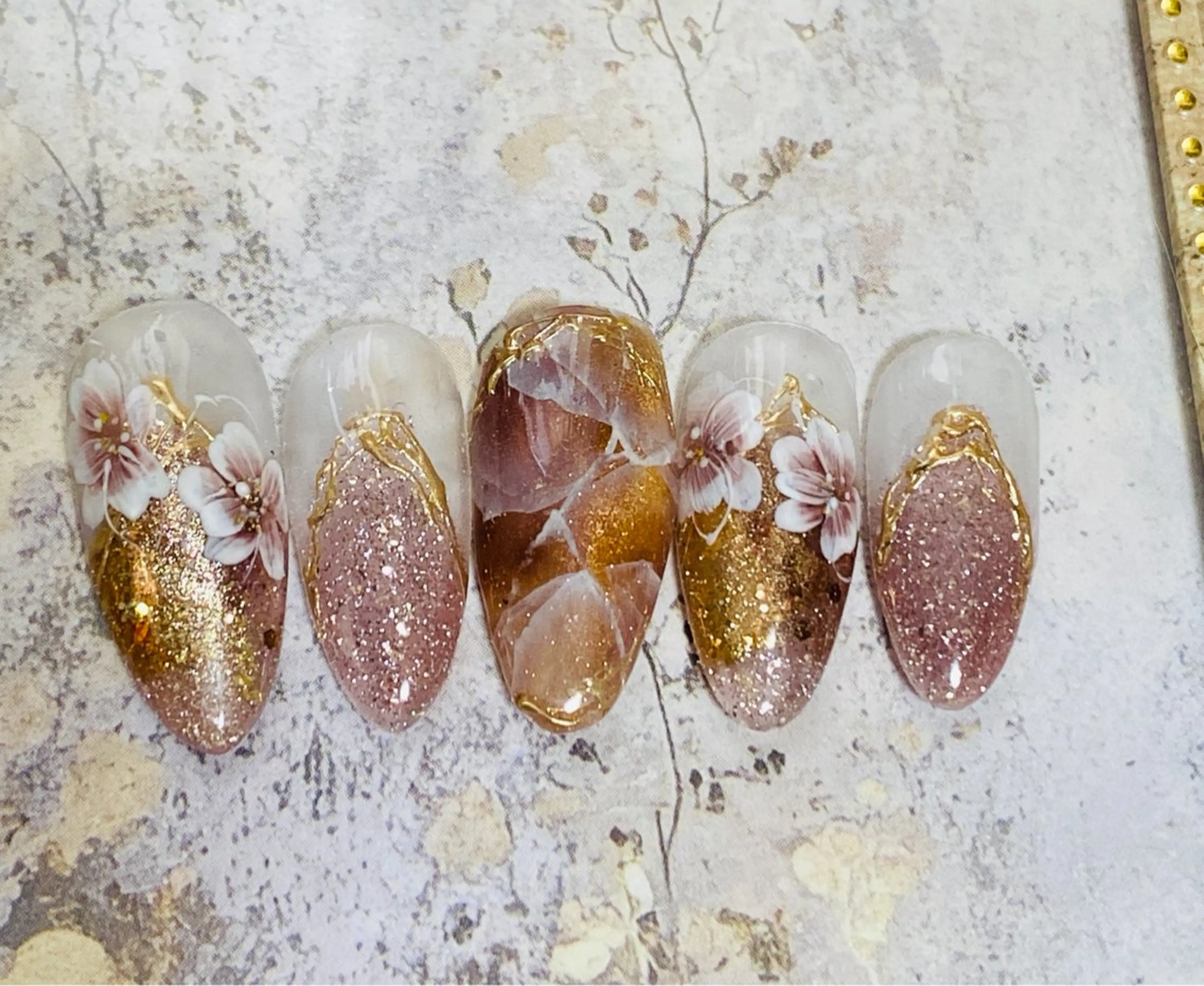 ネイル べっ甲ネイル フラワーネイル キラキラネイル ラメ(グリッター) マグネットネイル 自宅ネイルサロン ♦️nuance♦️のネイルデザイン