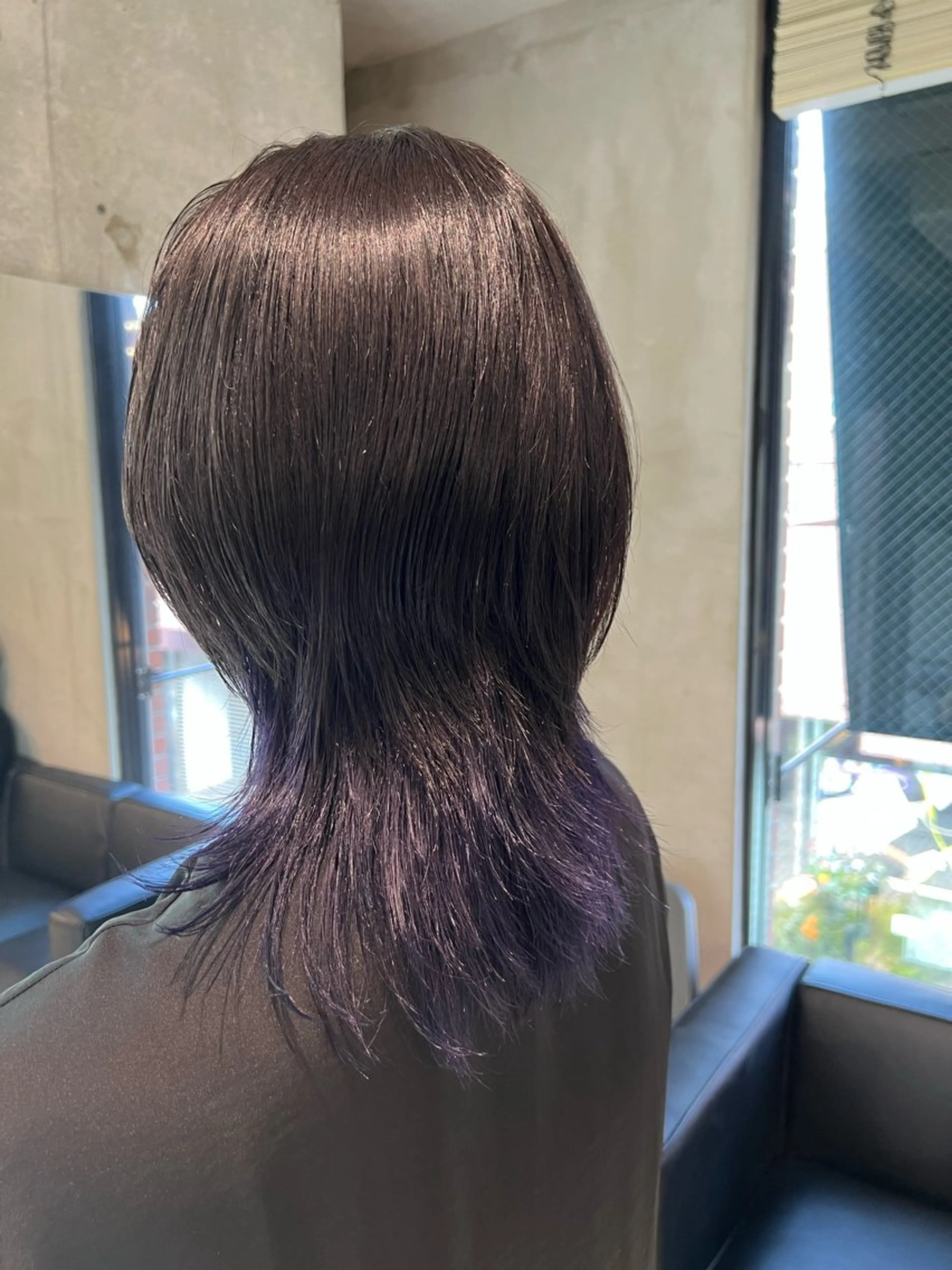 ミディアム パープルカラー ウルフカット ヘアカラー ハイライト/白髪ぼか し/臼田さりな🌹のヘアスタイル