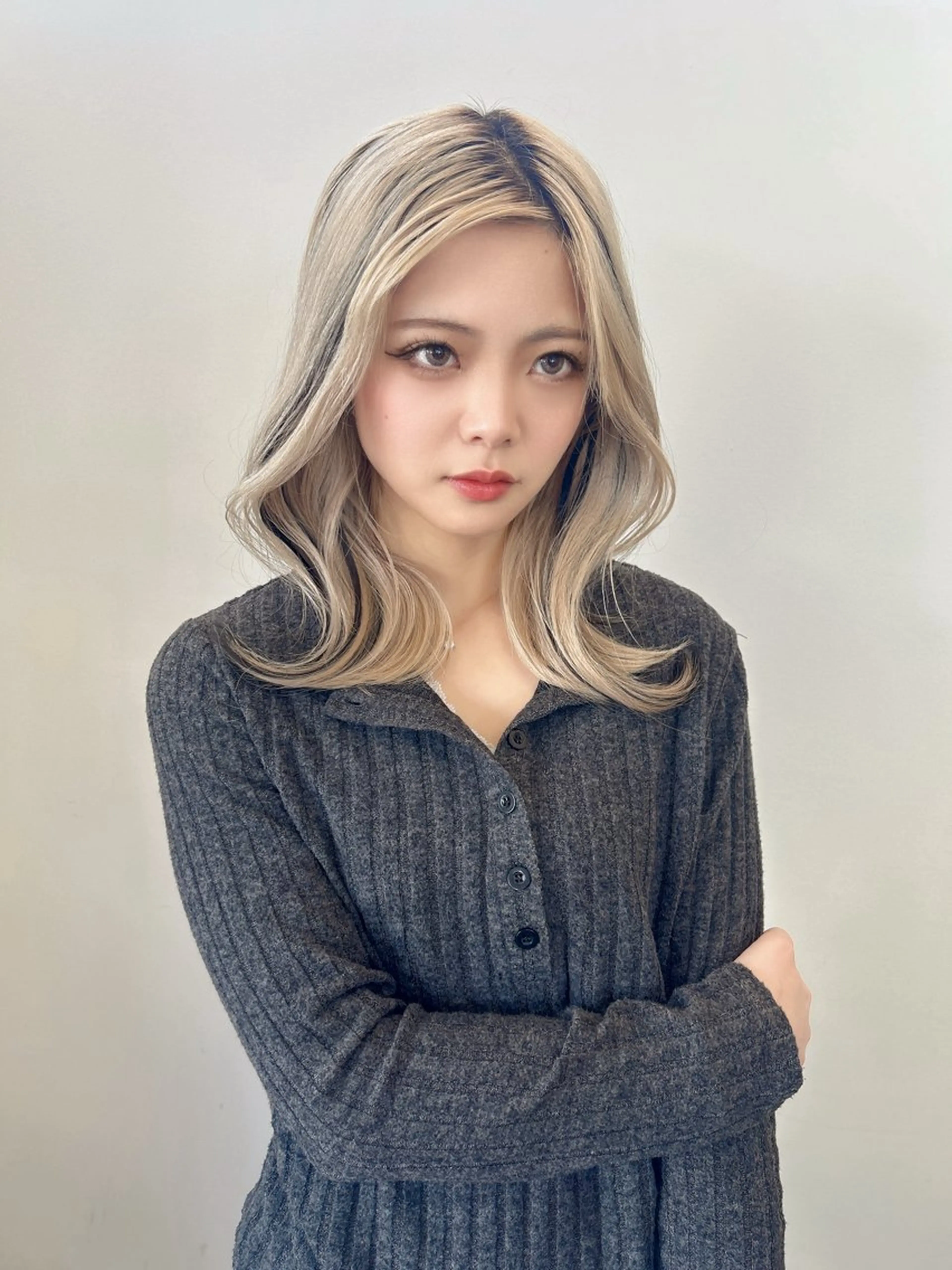 ミディアム カラー ミディアムレイヤー ベージュカラー デザインカラー ミルクティーベージュ くびれヘア ヘアカラー noa  🦋 ブリーチ/暖色のヘアスタイル