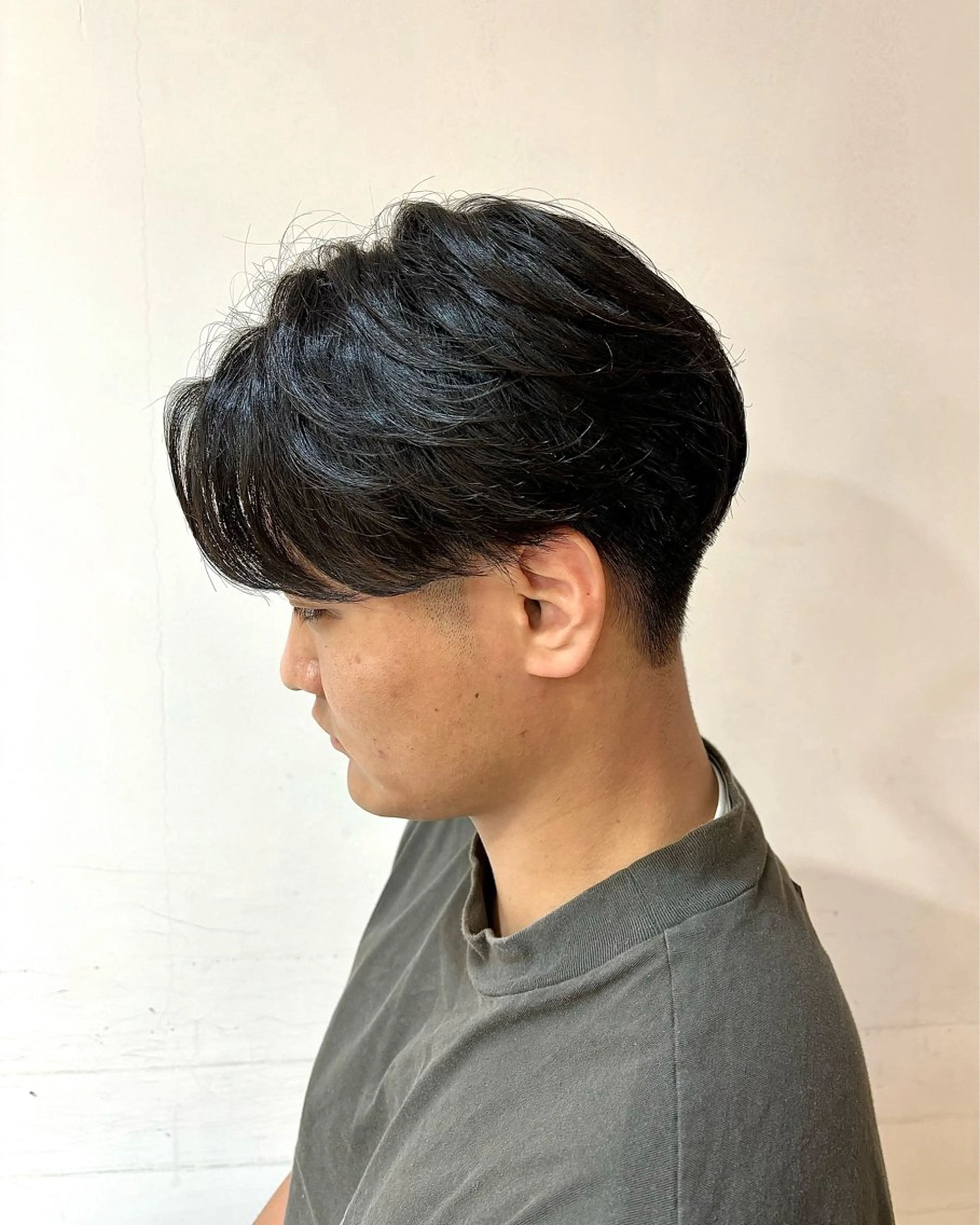 ショート パーマ メンズ センターパート ニュアンスパーマ カット パーマ トリートメント ショート、韓国メンズ ヘアのかつらぎのヘアスタイル