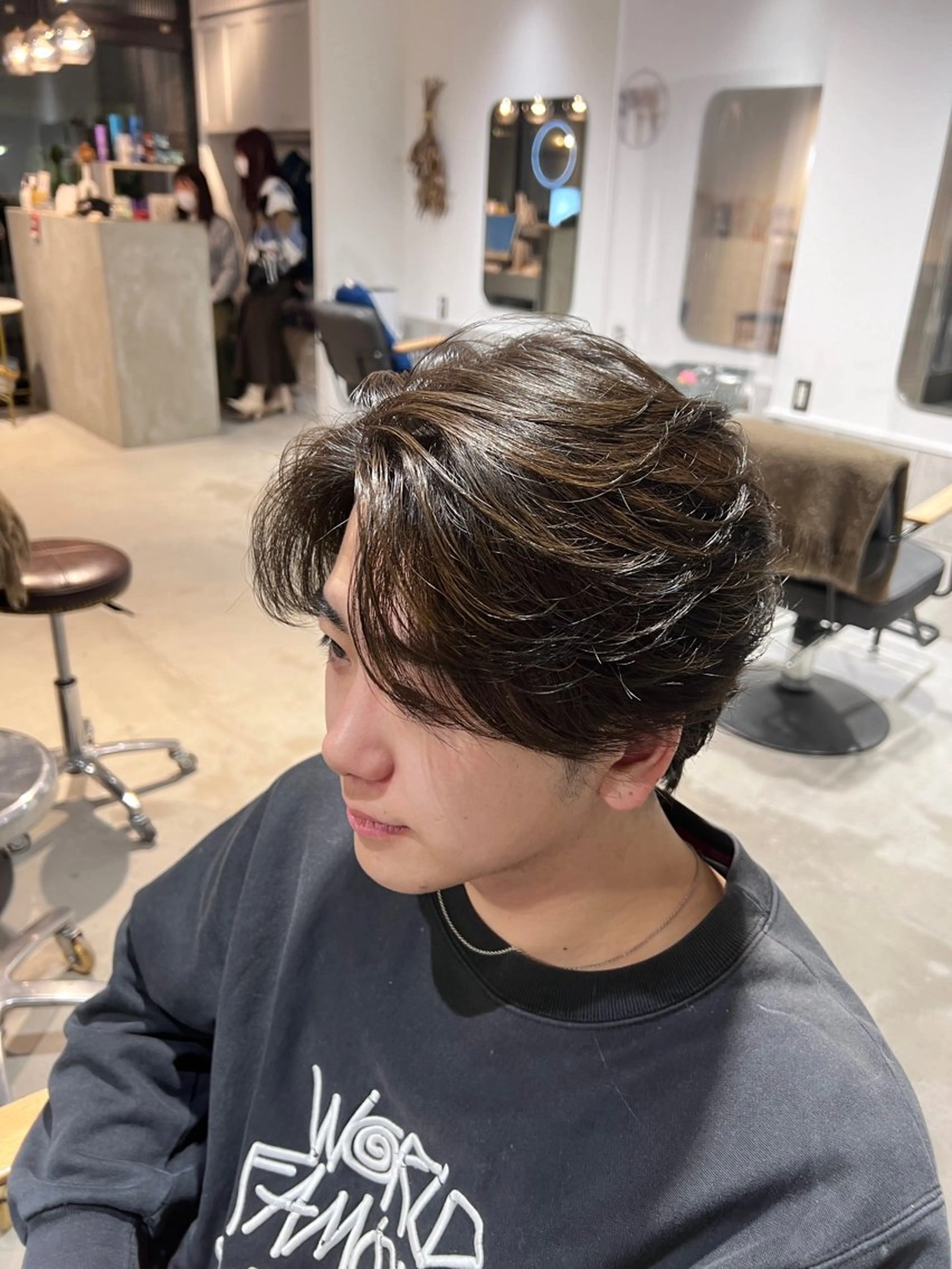 ミディアム カラー パーマ メンズ ミディアムパーマ センターパート メンズ韓国風 メンズパーマ 韓国風ヘア カット ヘアカラー メンズカットパーマ ✂️ JOYAのヘアスタイル