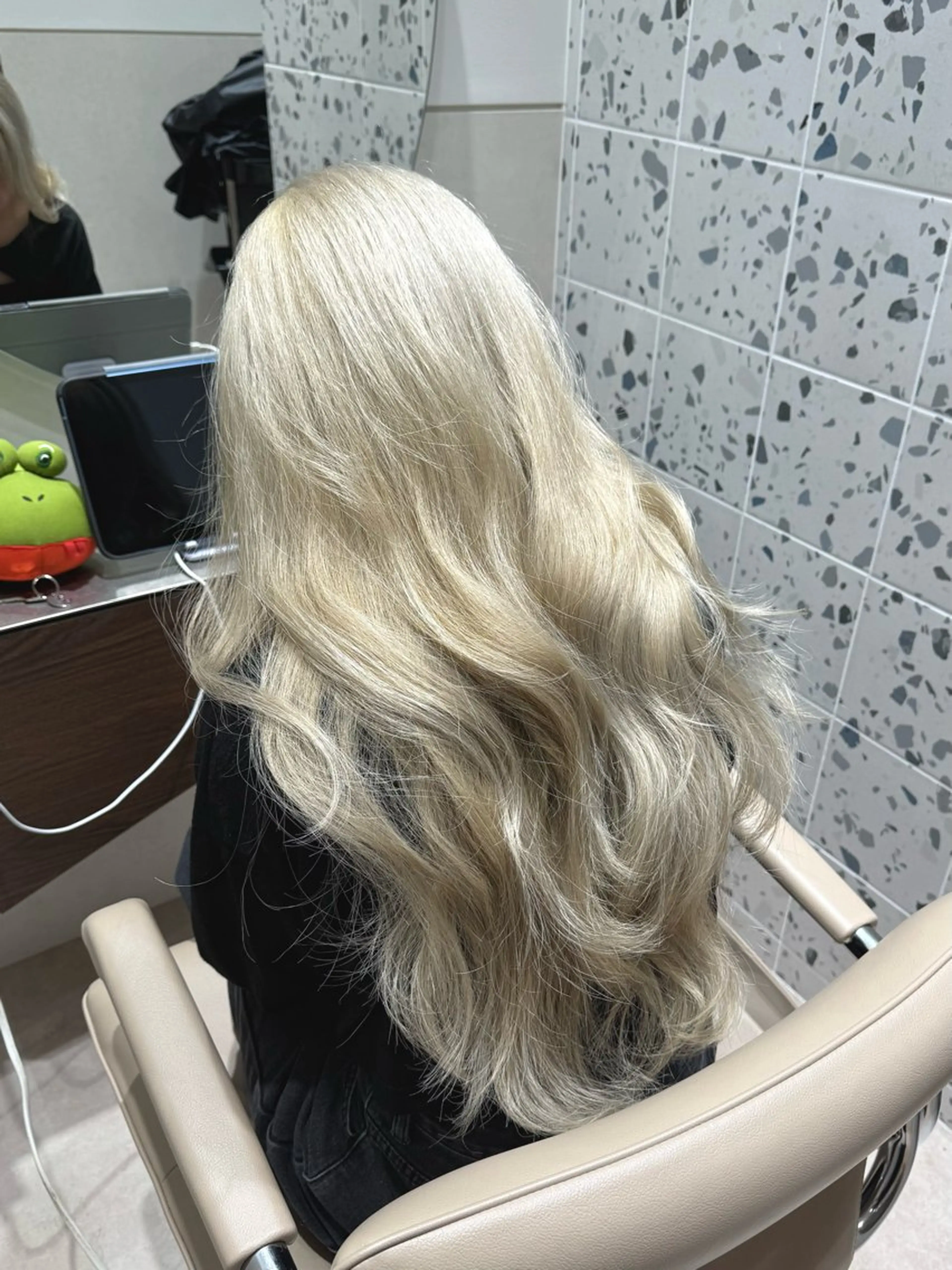 ロング カラー ヘアアレンジ ブリーチ ケアブリーチ 透明感カラー グレージュ ハイトーンカラー カット ヘアカラー SALOWIN京都河原町Suite店所属・外国人風レイヤー/ ハイトーンSHUのヘアスタイル