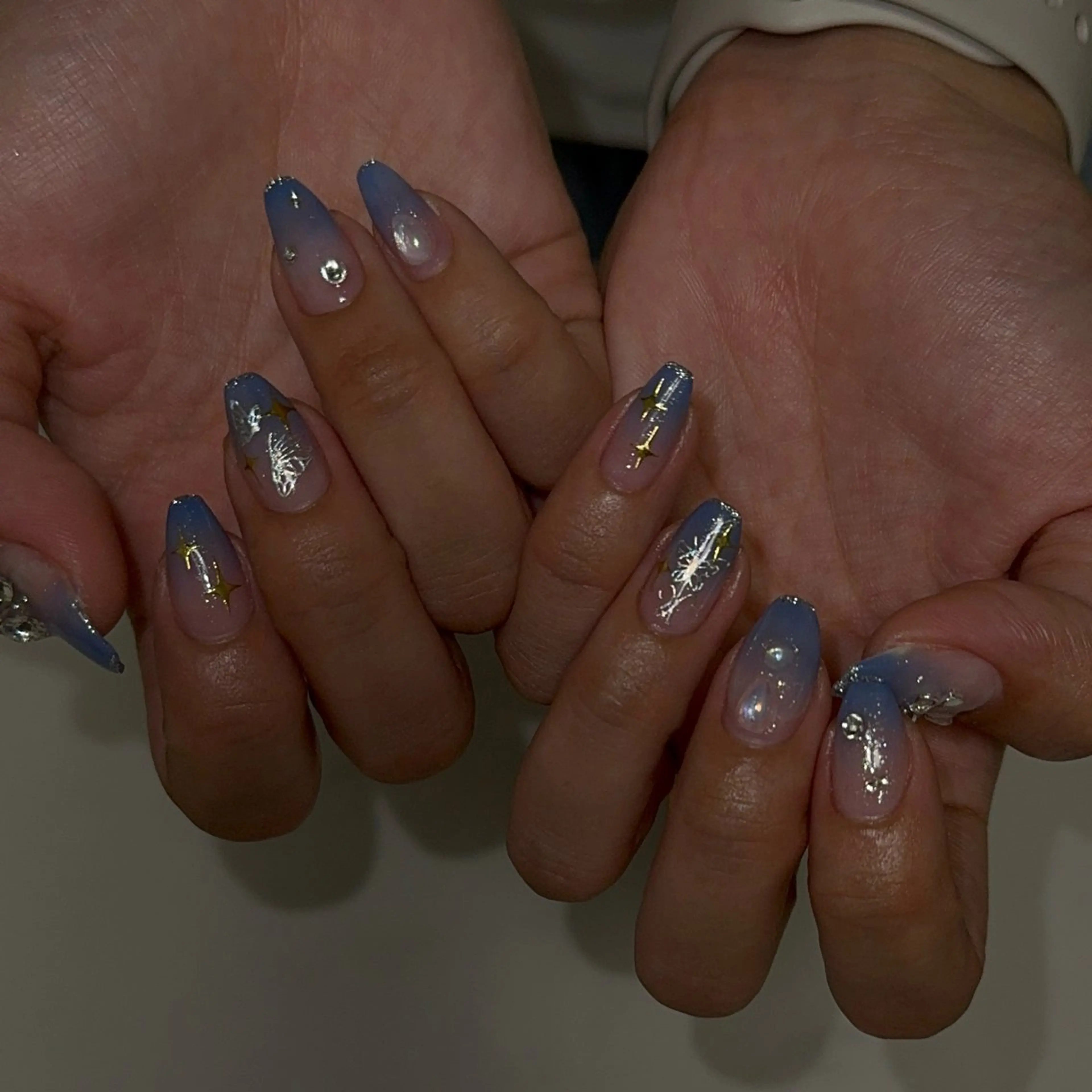 ネイル umi 🩵🤍のネイルデザイン