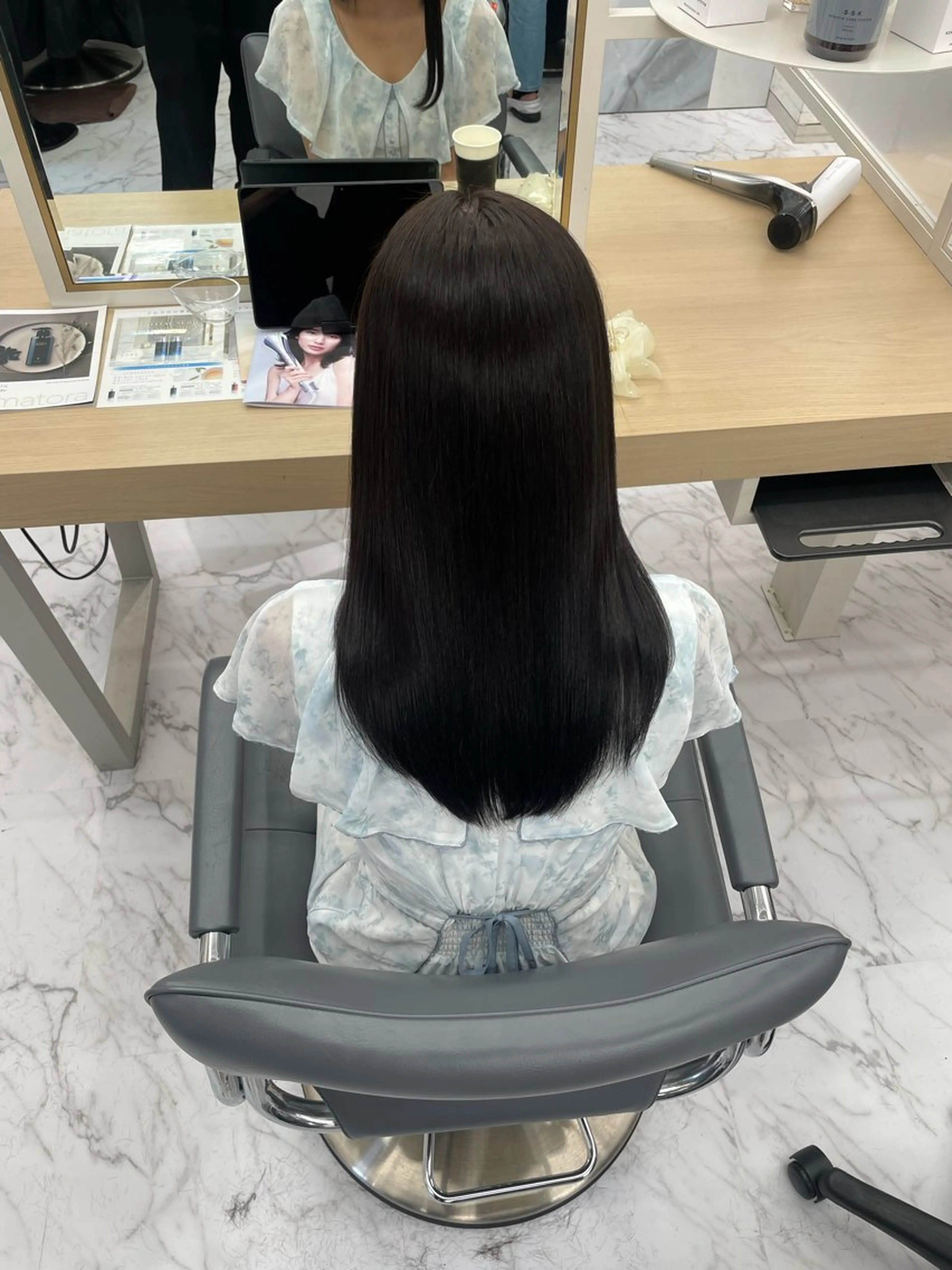 ミディアム カラー カット ヘアカラー トリートメント youres hair 新宿3丁目店所属・🍫ハイトーン✖︎ 髪質改善🍫柴田のヘアスタイル