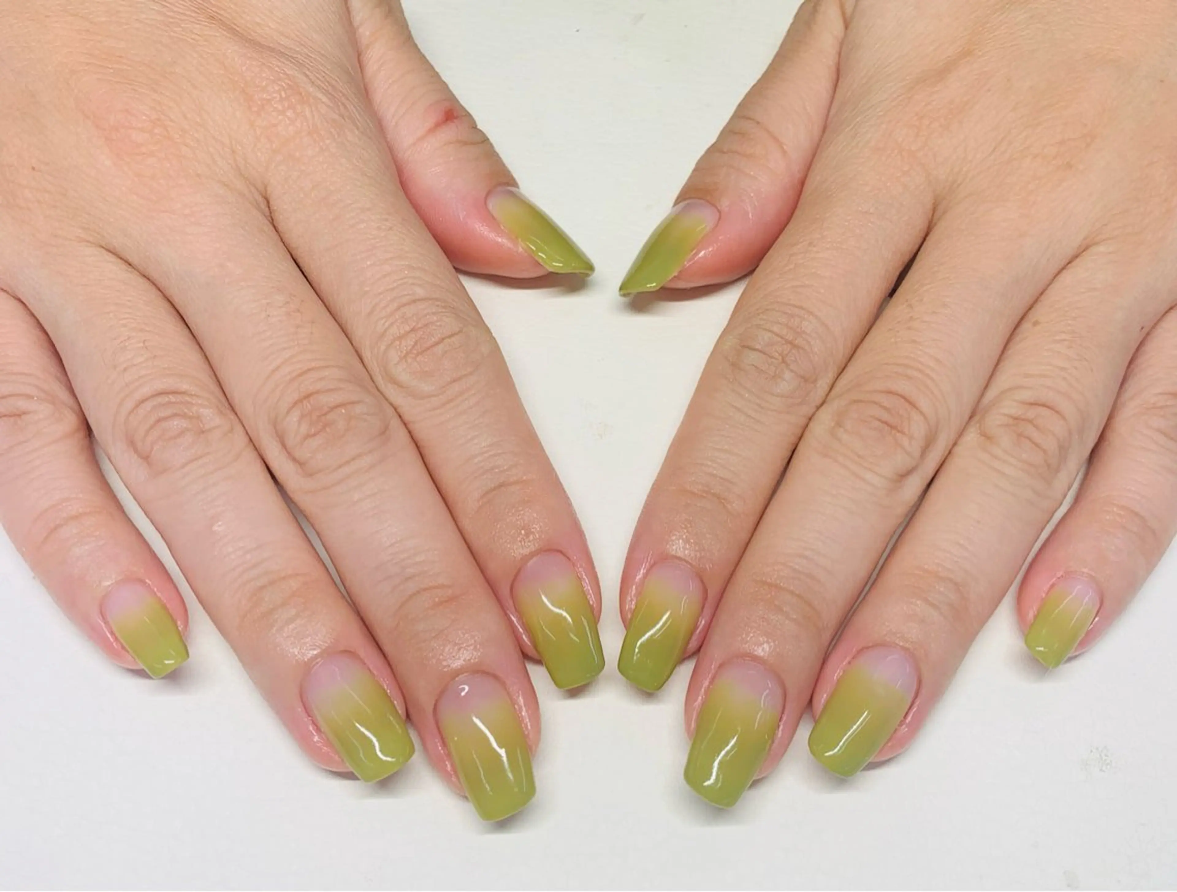 ネイル グラデーション Mule Beauty Salon所属・ミュール ビューティーサロンのネイルデザイン