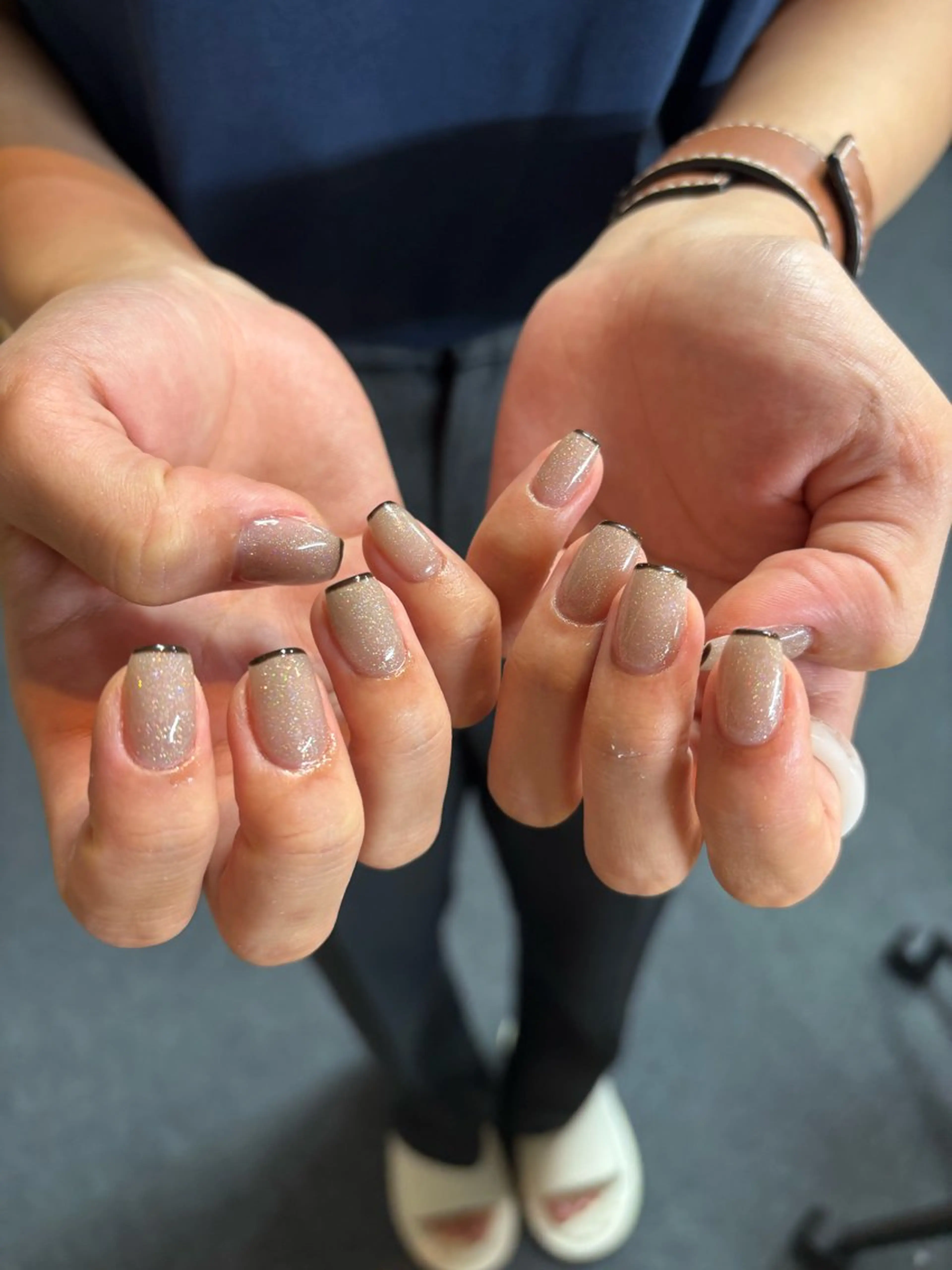 ネイル ブラウン フレンチネイル ラメ(グリッター) オフィスネイル シンプルネイル ハンドネイル ハンドケア 🎀NAIL🎀 AI🪄︎︎◝✩のネイルデザイン