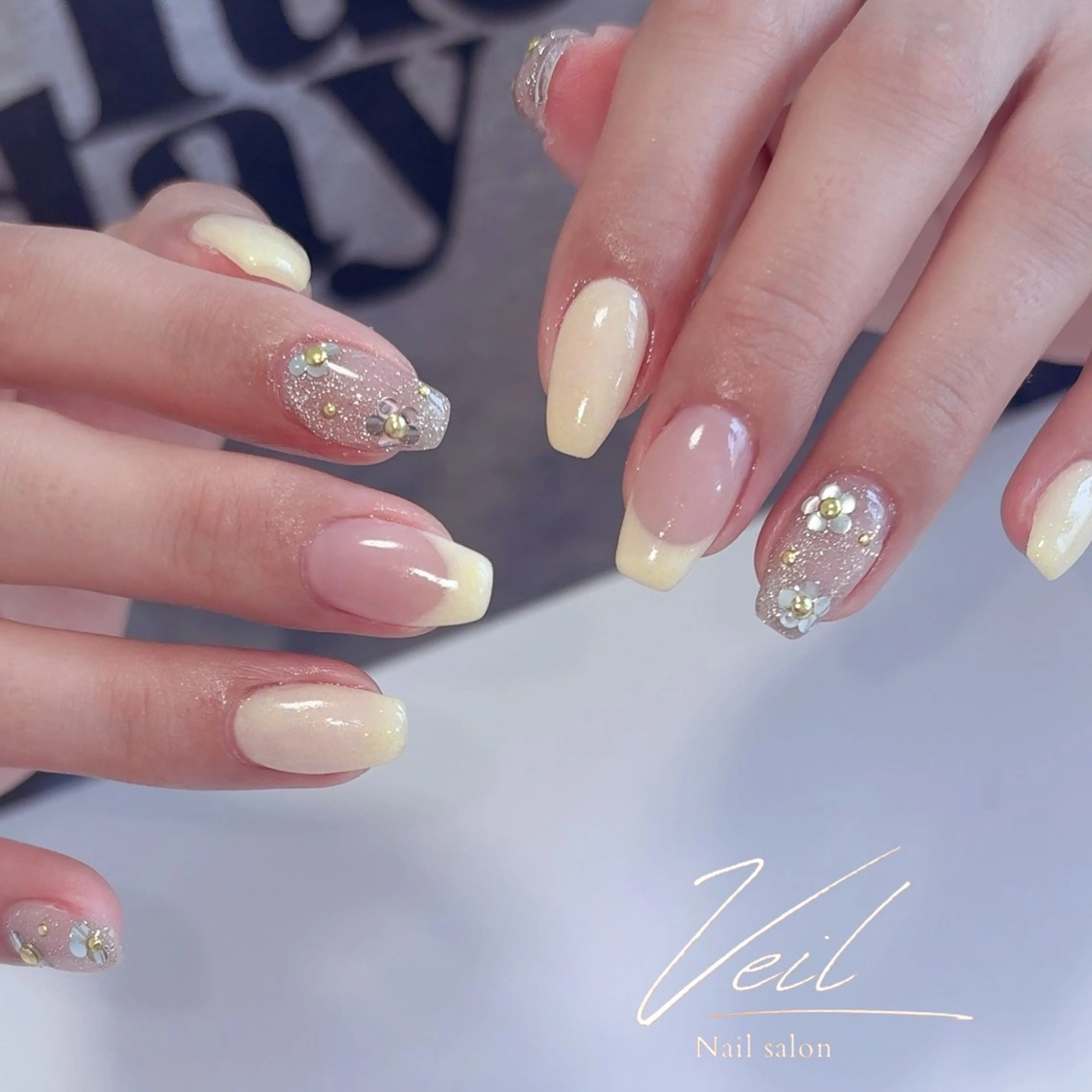 ネイル ホログラムネイル 黄色 ハンドネイル nail salon Veil京橋徒歩1分のネイルデザイン